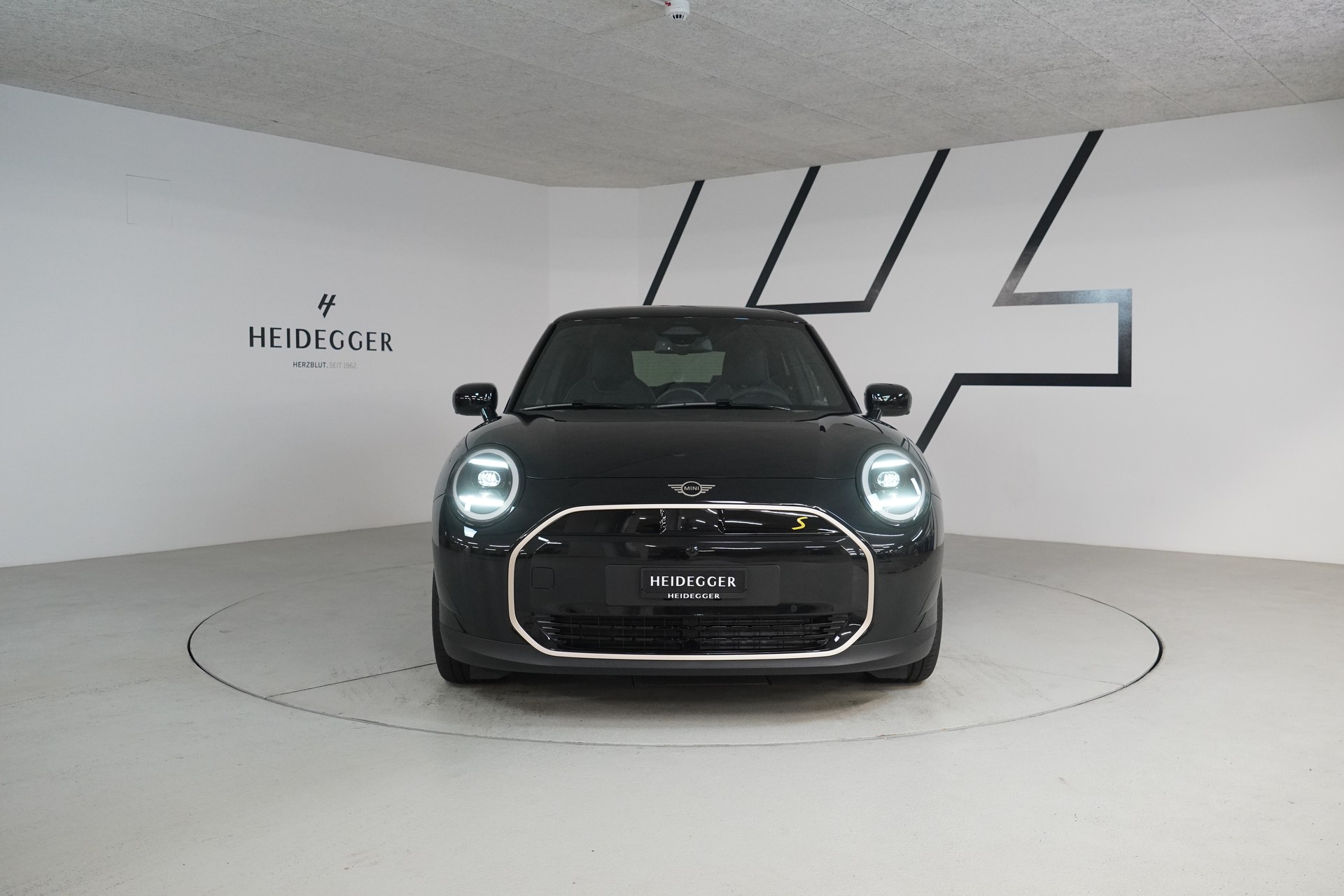 MINI Cooper SE-showroom-element-1