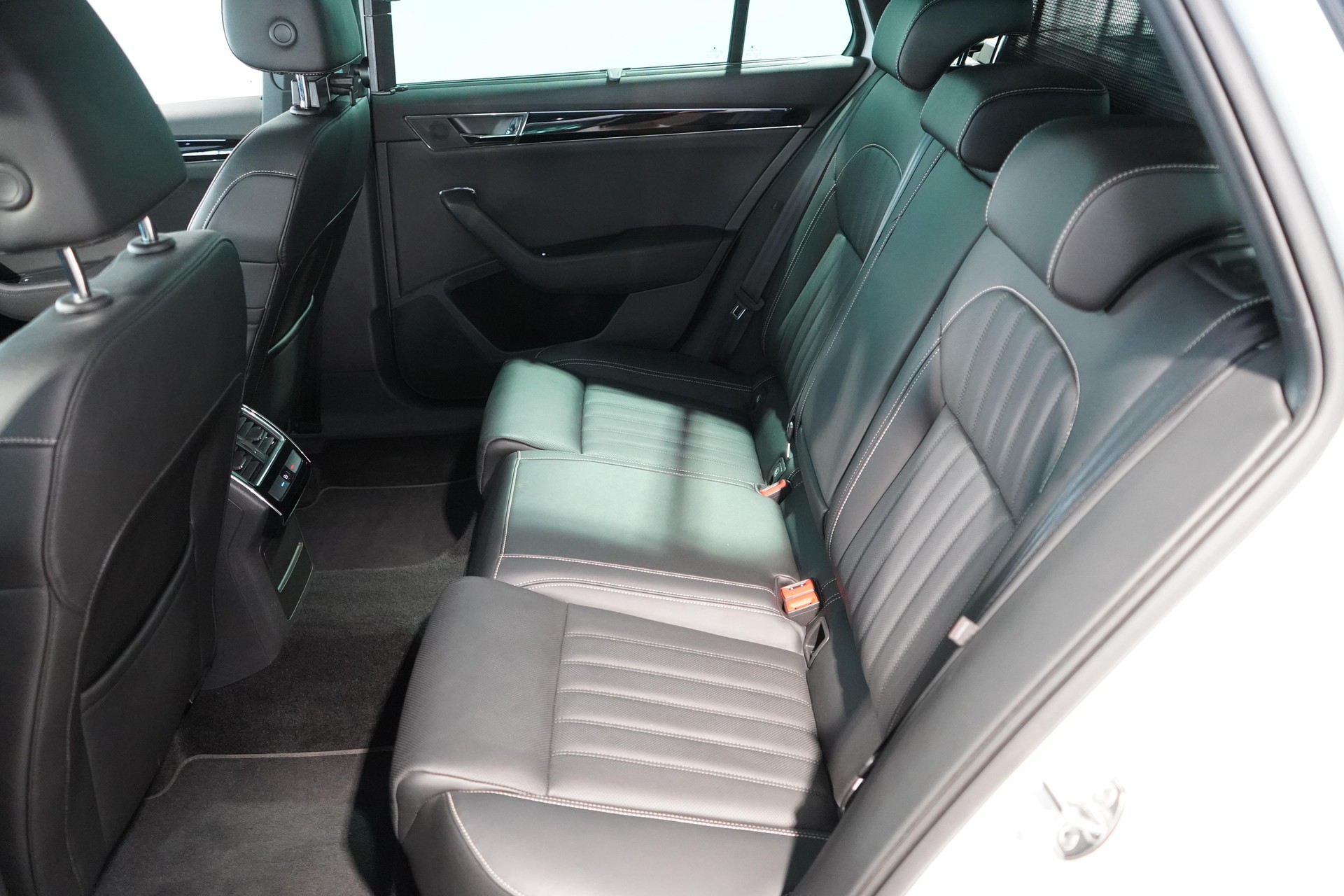 SKODA Superb Combi 2.0 TSI L & K 4x4 DSG-image-18