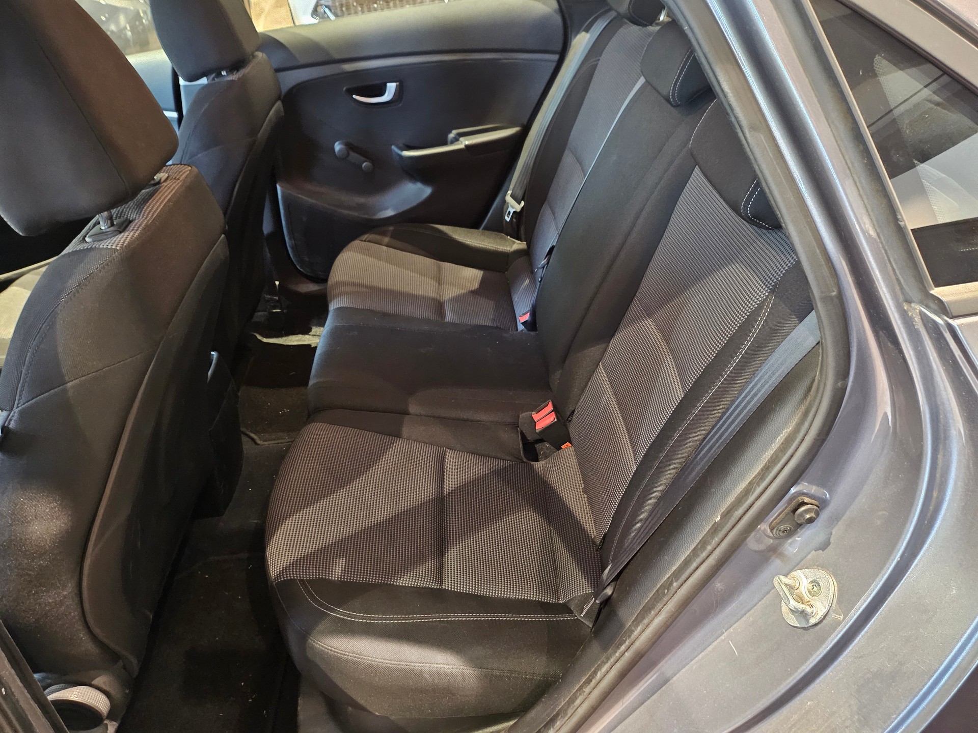 HYUNDAI i30 1.4 Comfort 🔥frisch ab MFK🔥8-fach🔥-image-18