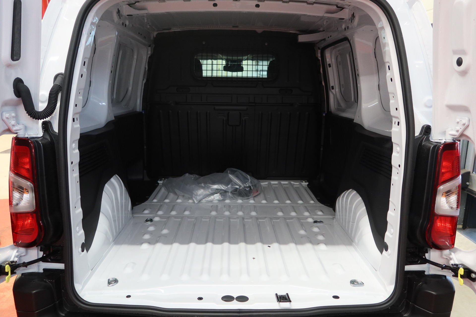 CITROEN Berlingo 1.2 s/s Swiss M-image-13