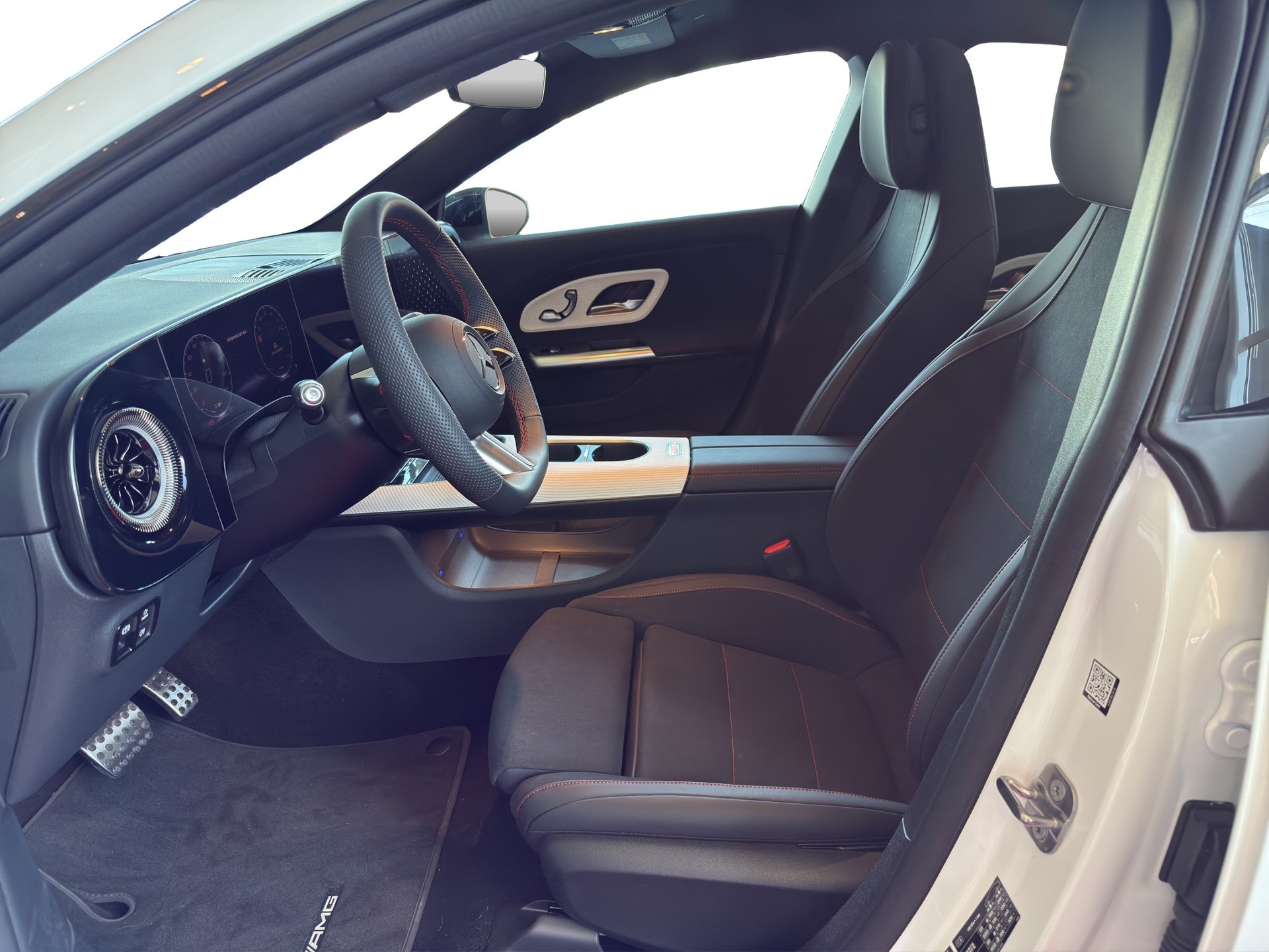 MERCEDES-BENZ CLA 350 4 Matic 85 kWh EQ-image-5