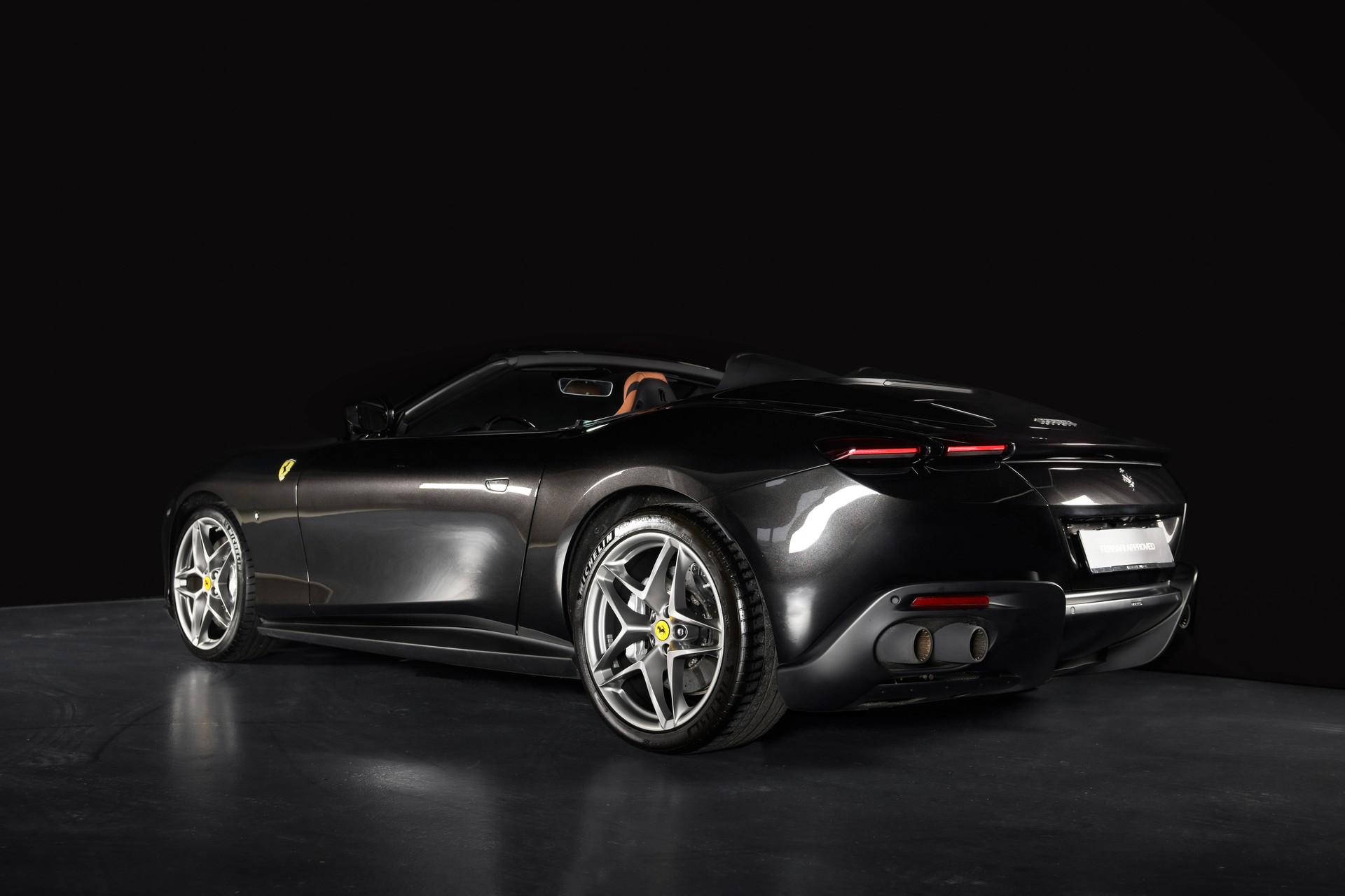 FERRARI Roma Spider 3.9 V8 T Nero Daytona-showroom-element-3
