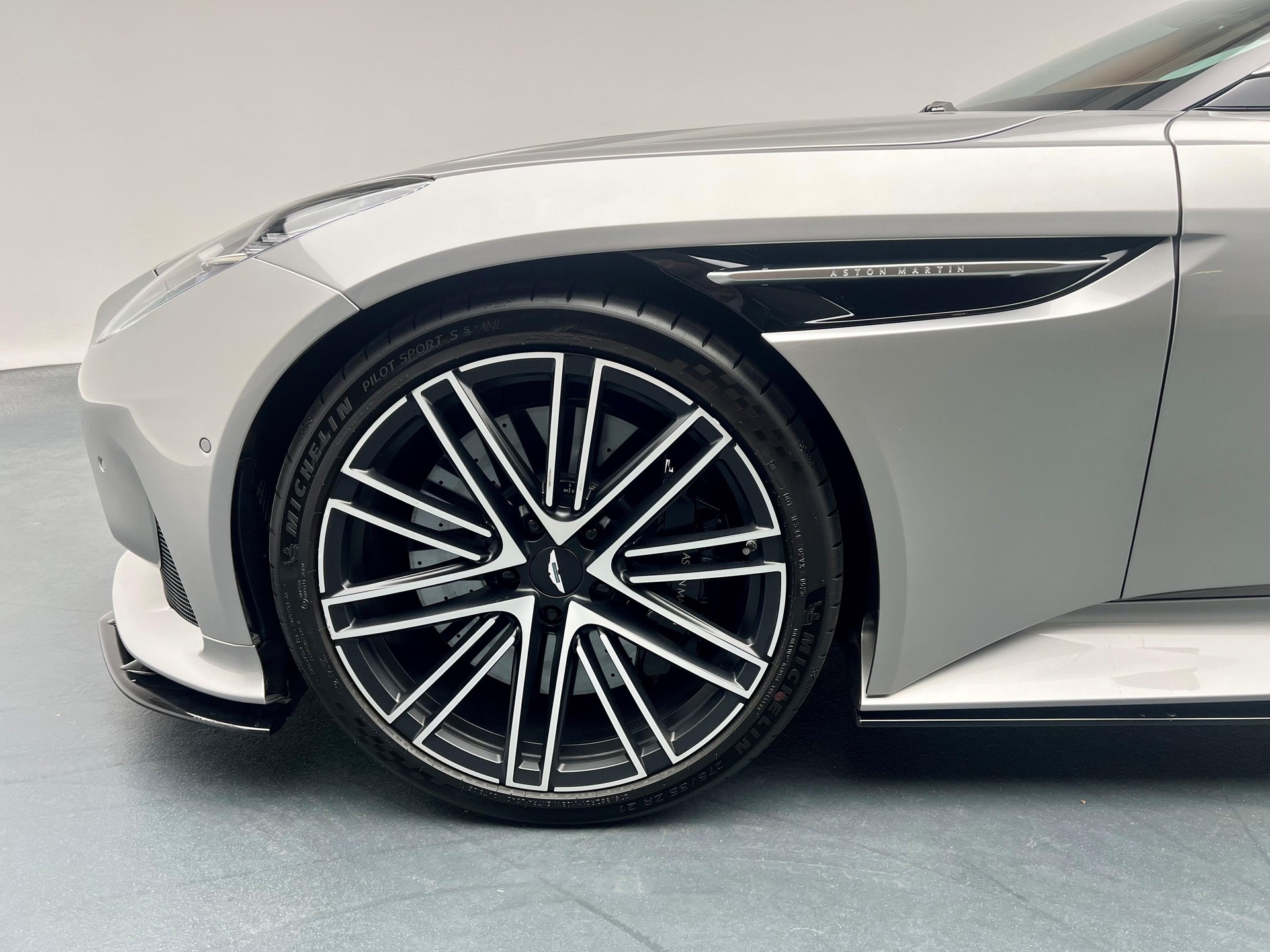 ASTON MARTIN DB12 Volante 4.0 V8 Bi-Turbo-image-15