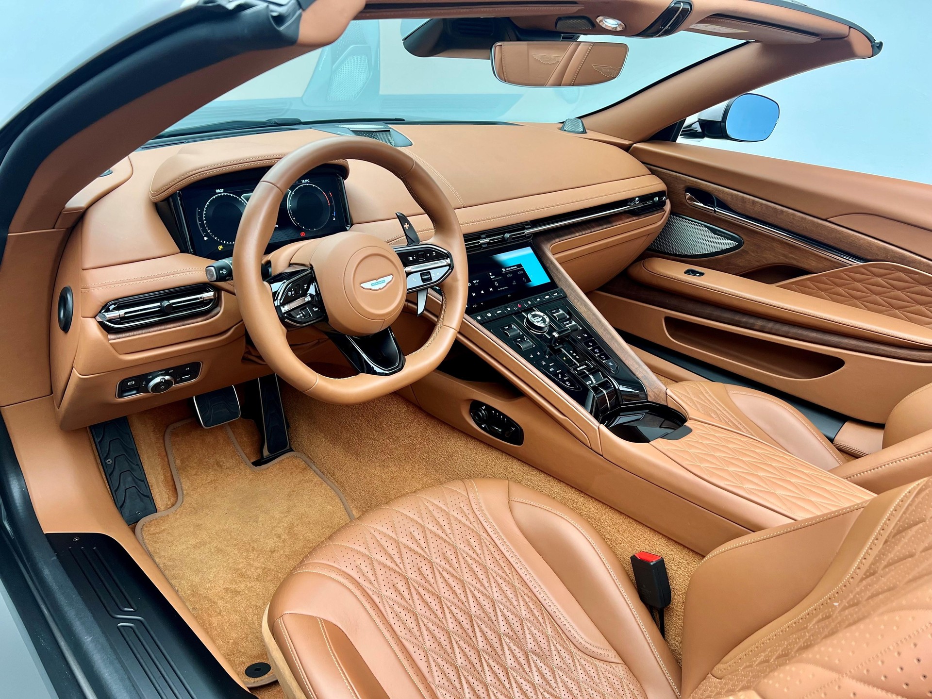 ASTON MARTIN DB12 Volante 4.0 V8 Bi-Turbo-image-3