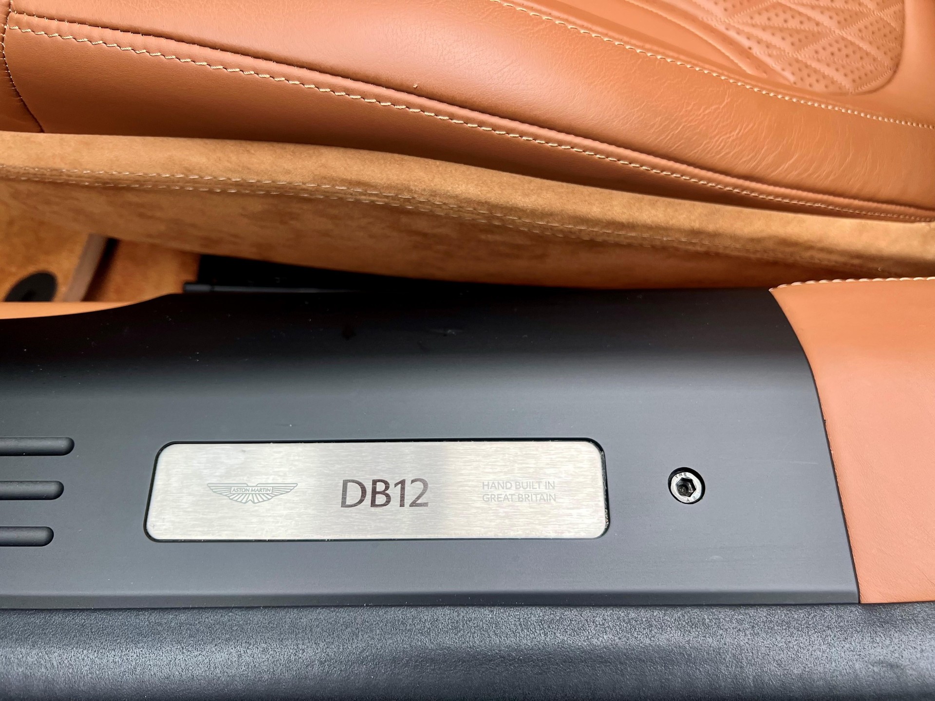 ASTON MARTIN DB12 Volante 4.0 V8 Bi-Turbo-image-13