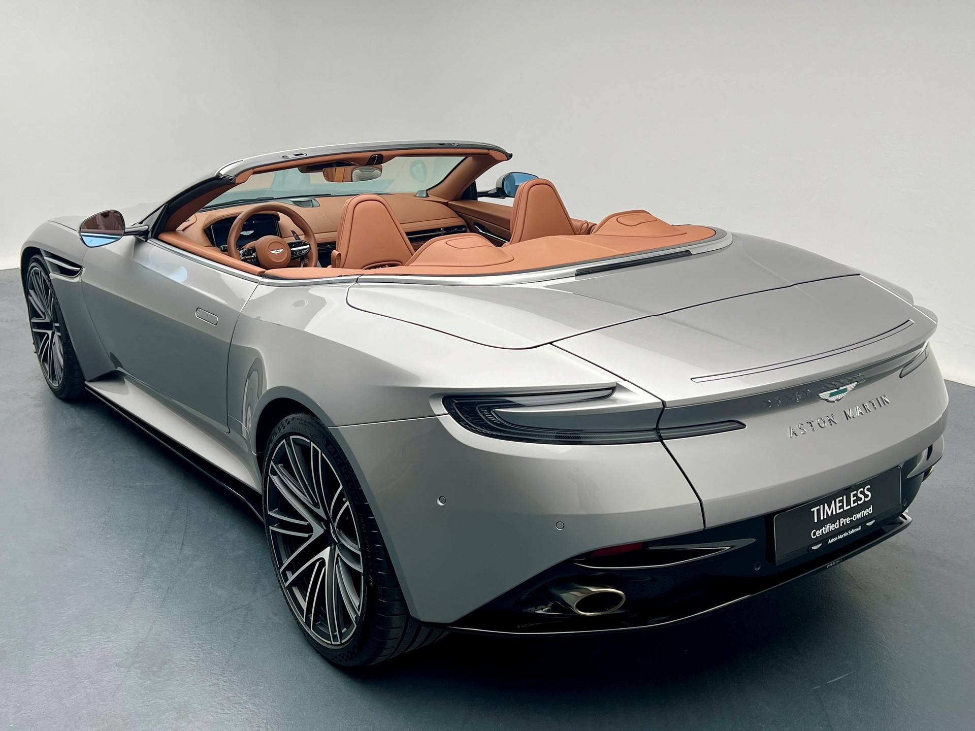 ASTON MARTIN DB12 Volante 4.0 V8 Bi-Turbo-image-2