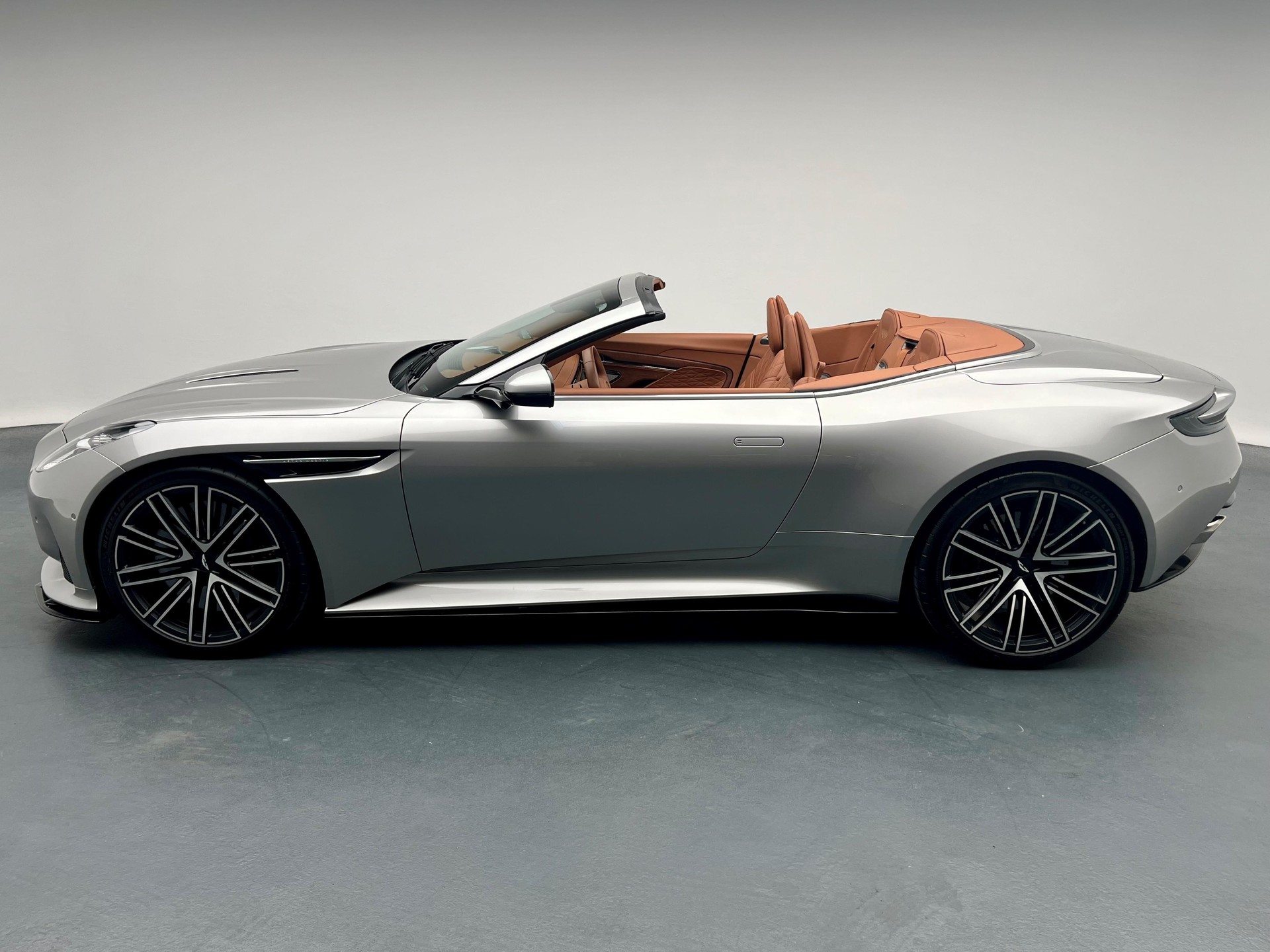 ASTON MARTIN DB12 Volante 4.0 V8 Bi-Turbo-image-1