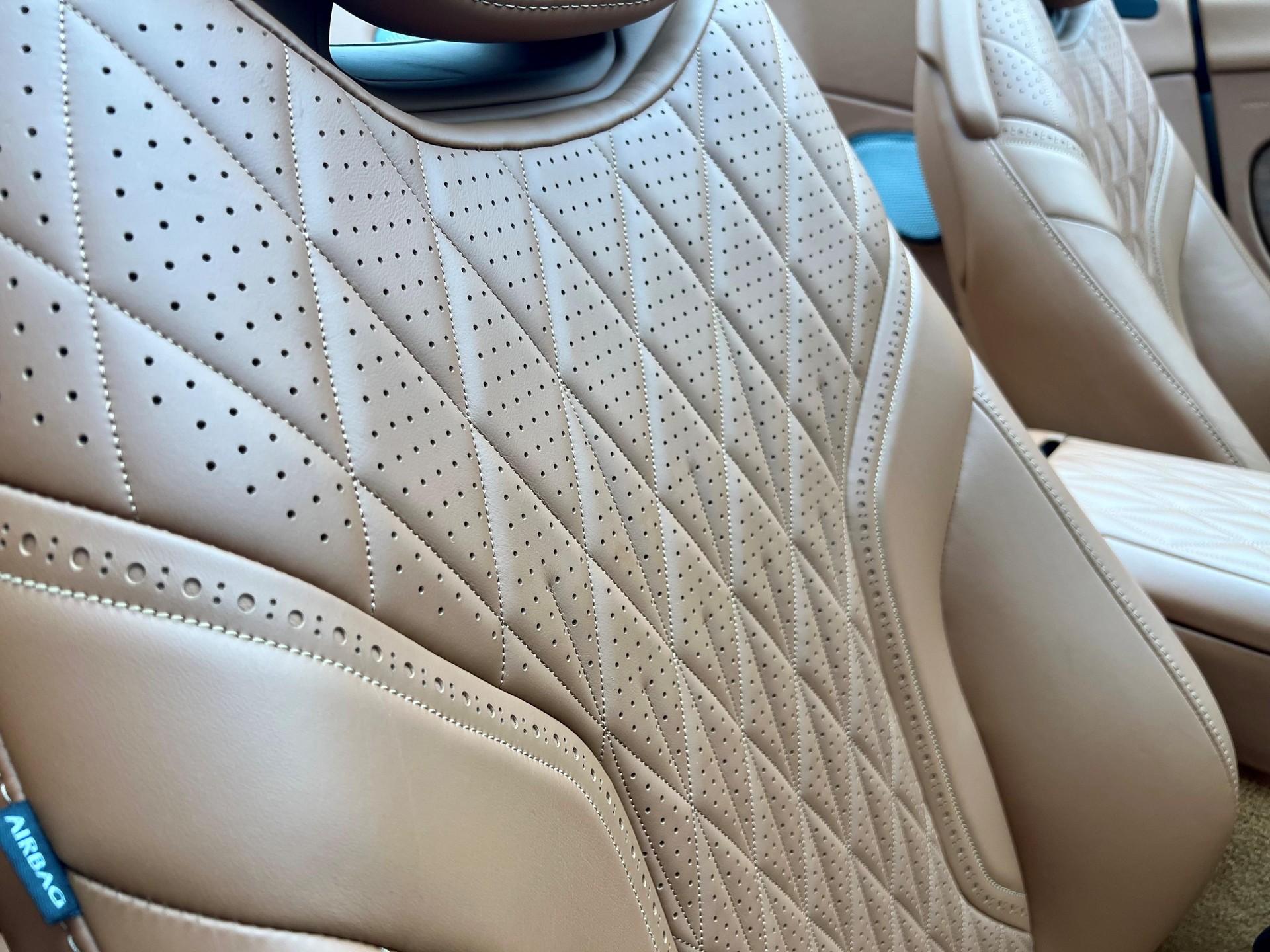 ASTON MARTIN DB12 Volante 4.0 V8 Bi-Turbo-image-8