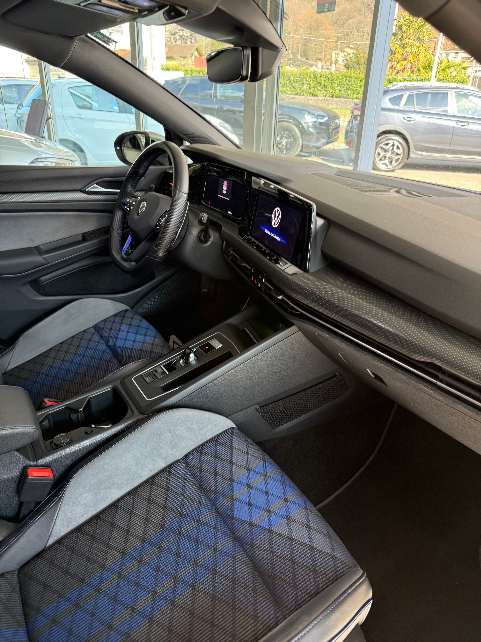 VW Golf 2.0 TSI R DSG 4Motion-image-8