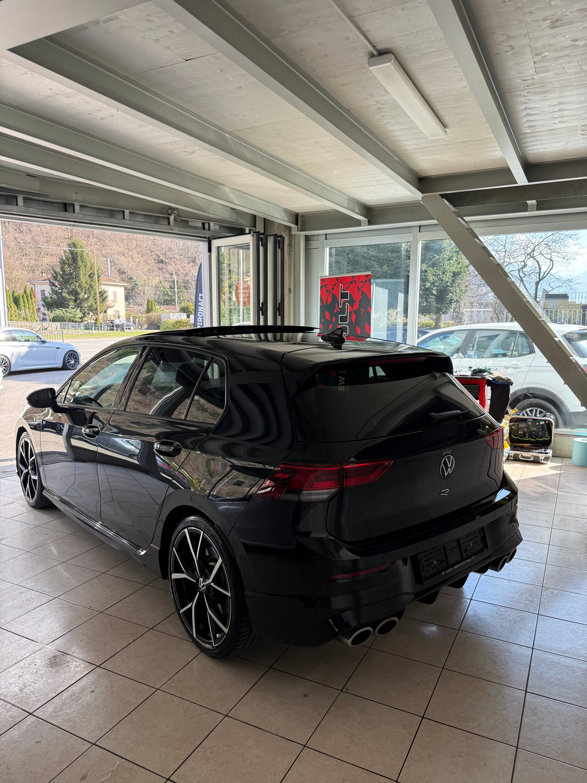 VW Golf 2.0 TSI R DSG 4Motion-image-3