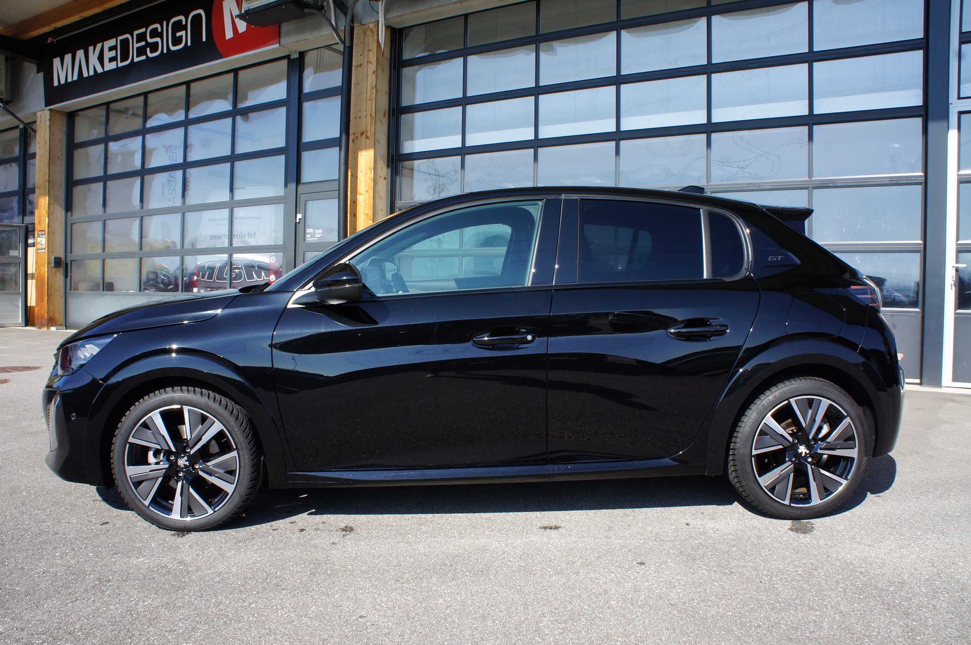 PEUGEOT 208 1.2 MHEV 145 GT-showroom-element-1