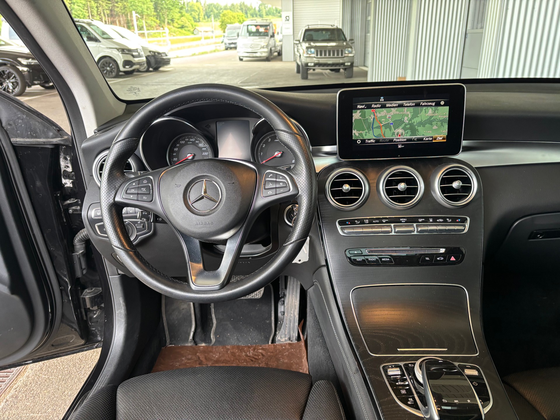 MERCEDES-BENZ GLC 350 e AMG Line 4Matic 7G-Tronic-image-5