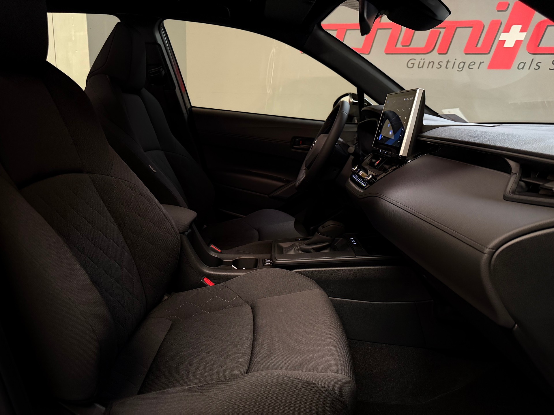 TOYOTA Corolla Cross 1.8 Comfort e-CVT-image-17