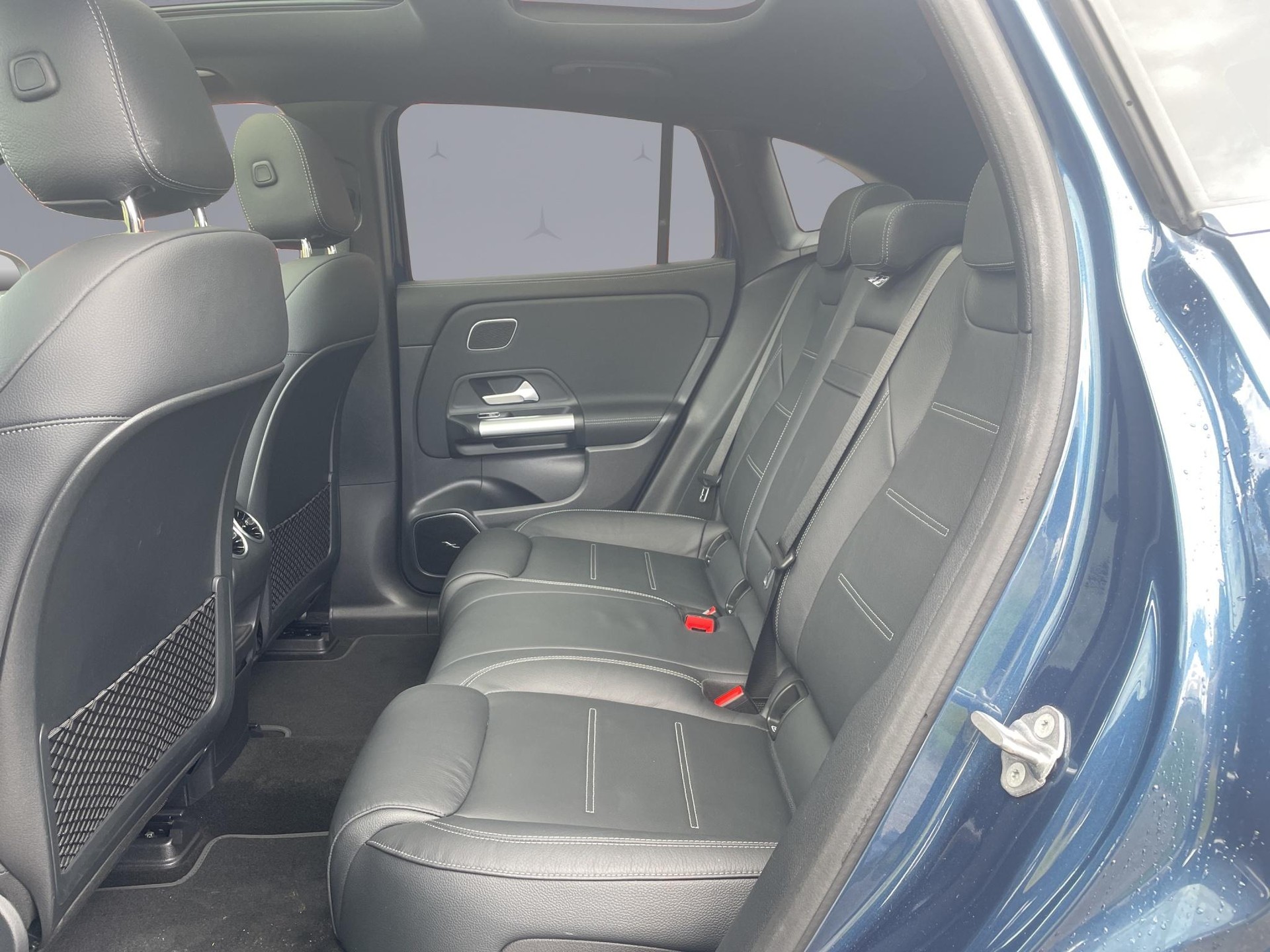 MERCEDES-BENZ EQA 300 Swiss Star AMG Line 4matic-image-12