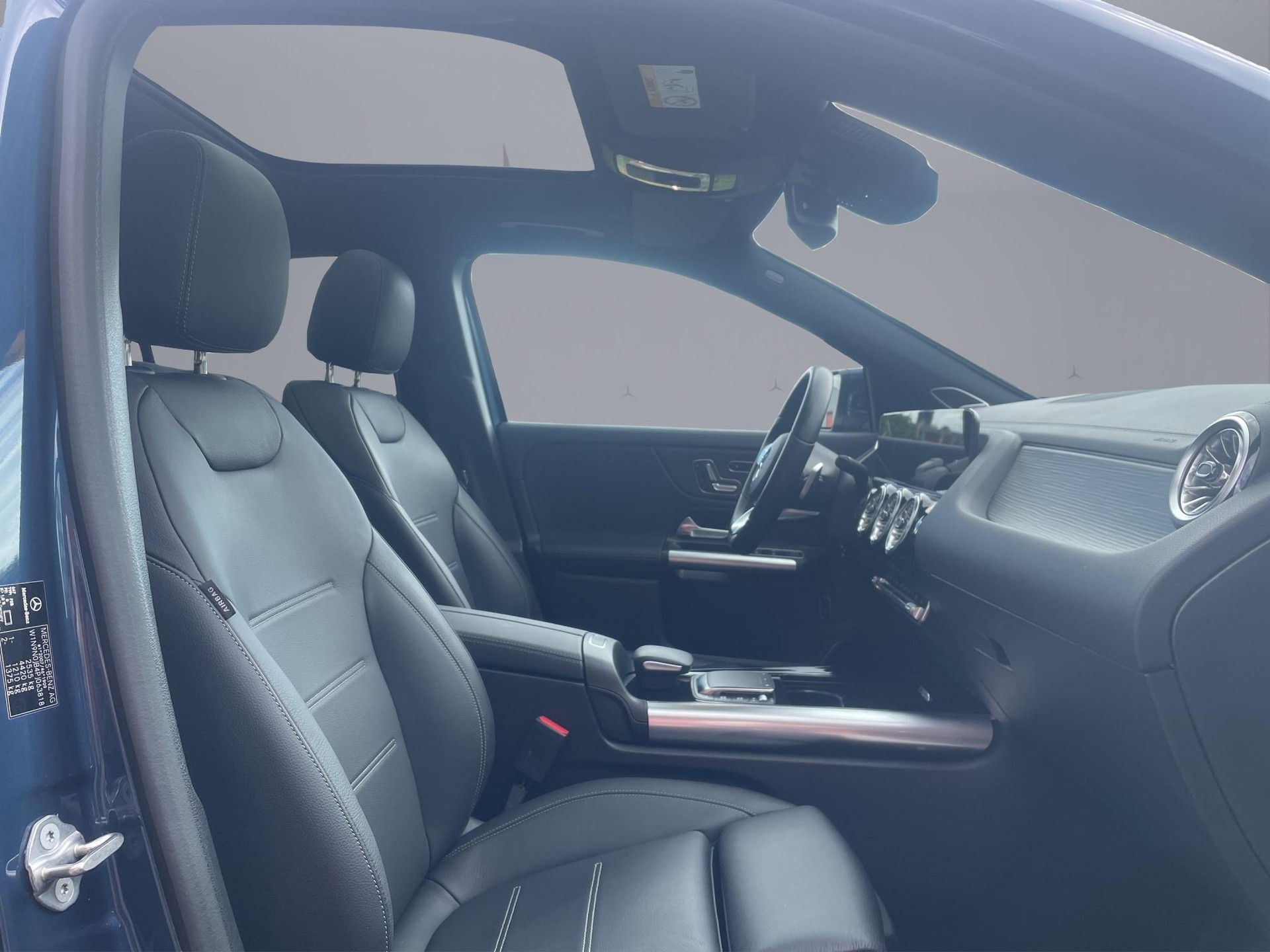 MERCEDES-BENZ EQA 300 Swiss Star AMG Line 4matic-image-16