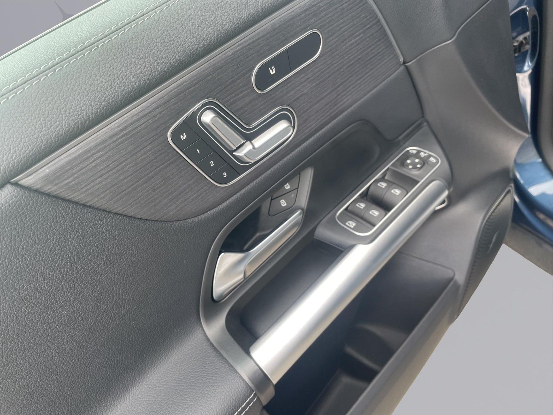 MERCEDES-BENZ EQA 300 Swiss Star AMG Line 4matic-image-10