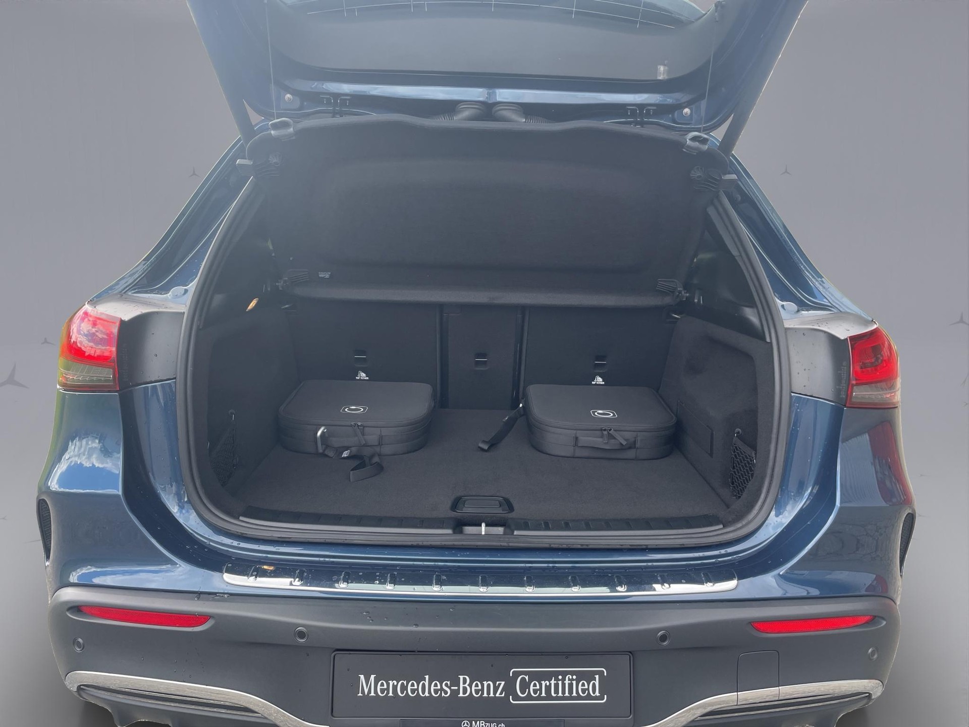 MERCEDES-BENZ EQA 300 Swiss Star AMG Line 4matic-image-18