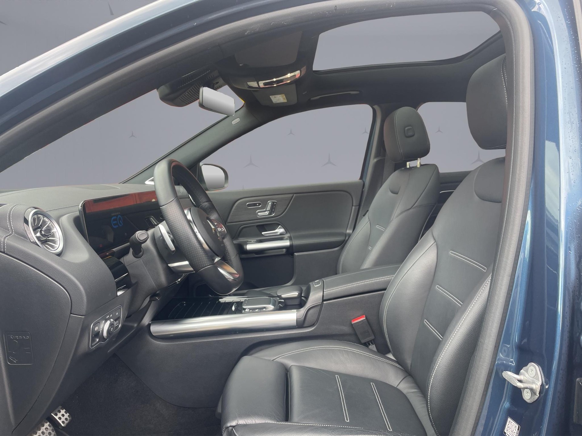 MERCEDES-BENZ EQA 300 Swiss Star AMG Line 4matic-image-9
