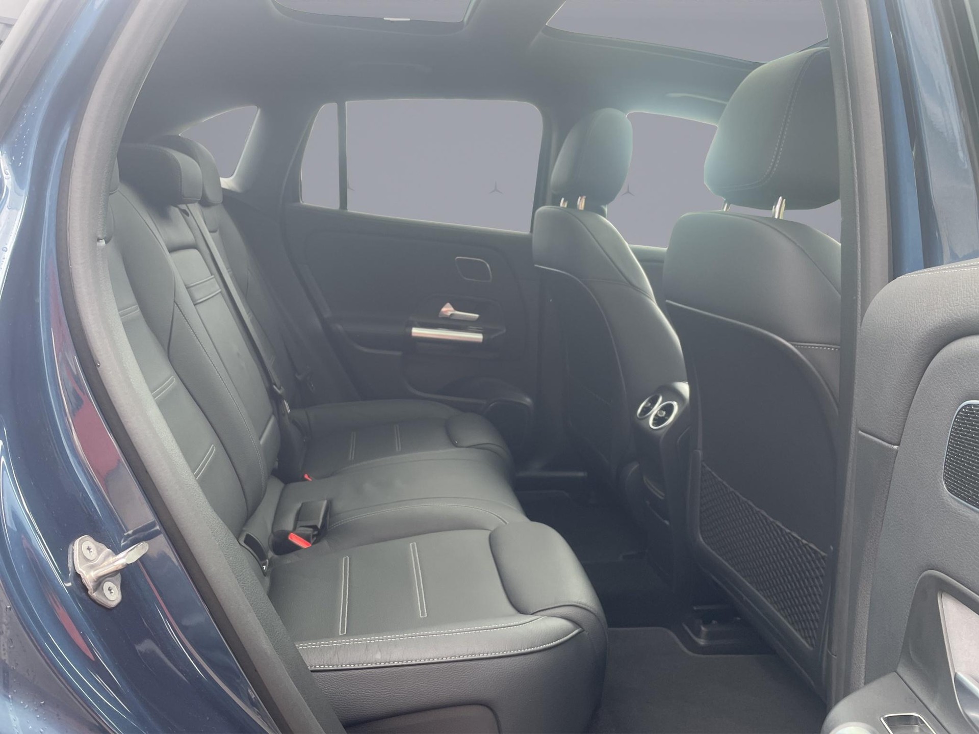 MERCEDES-BENZ EQA 300 Swiss Star AMG Line 4matic-image-17