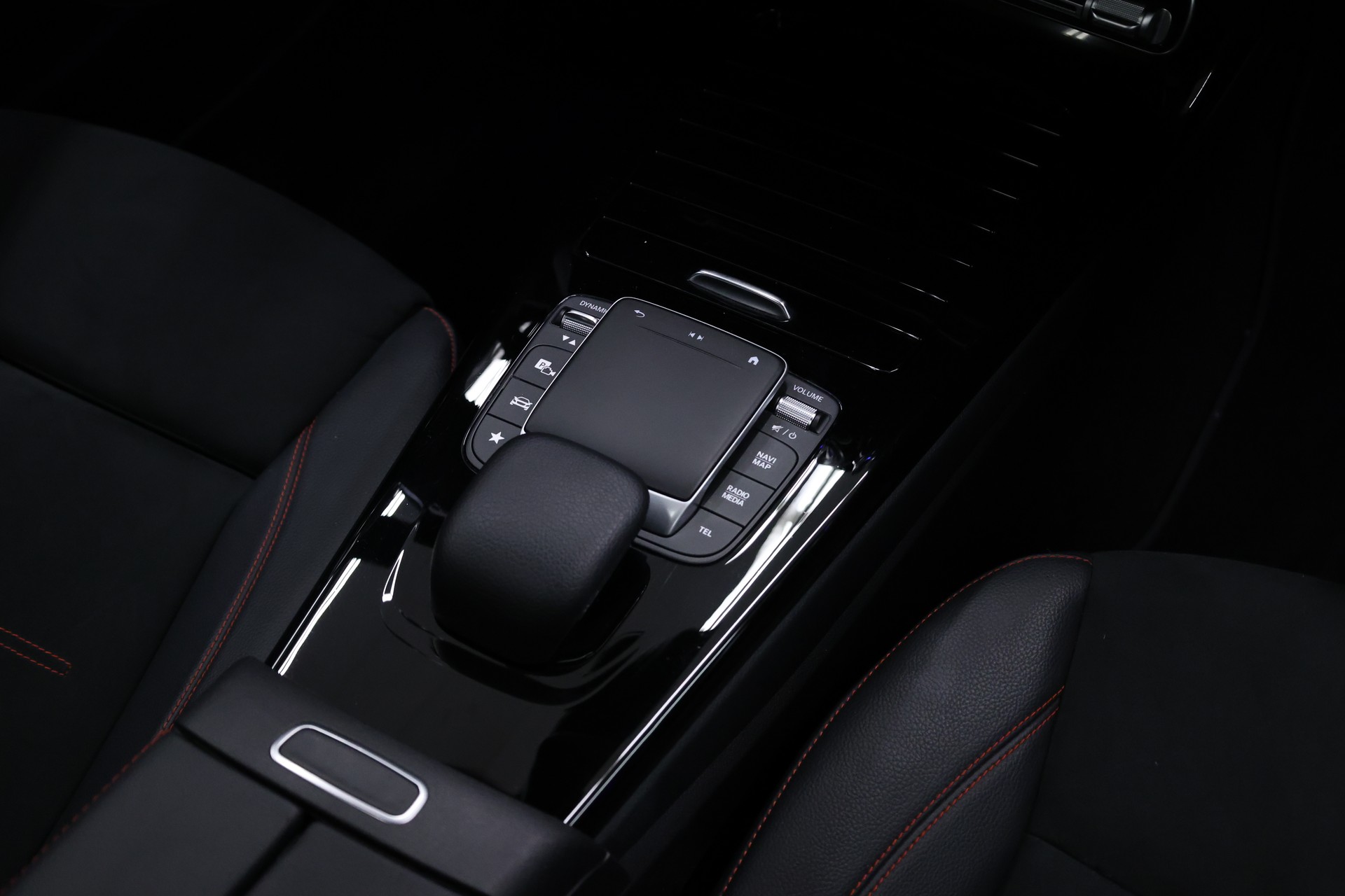 MERCEDES-BENZ A 250 e AMG Line-image-19