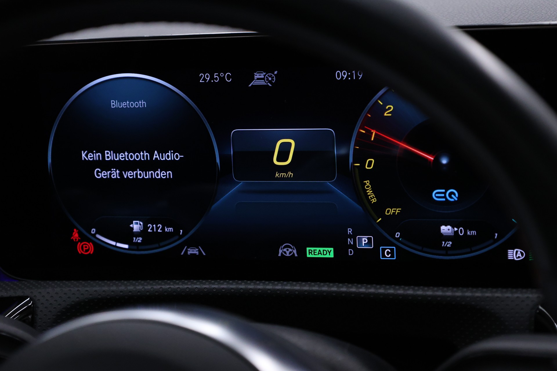 MERCEDES-BENZ A 250 e AMG Line-image-25