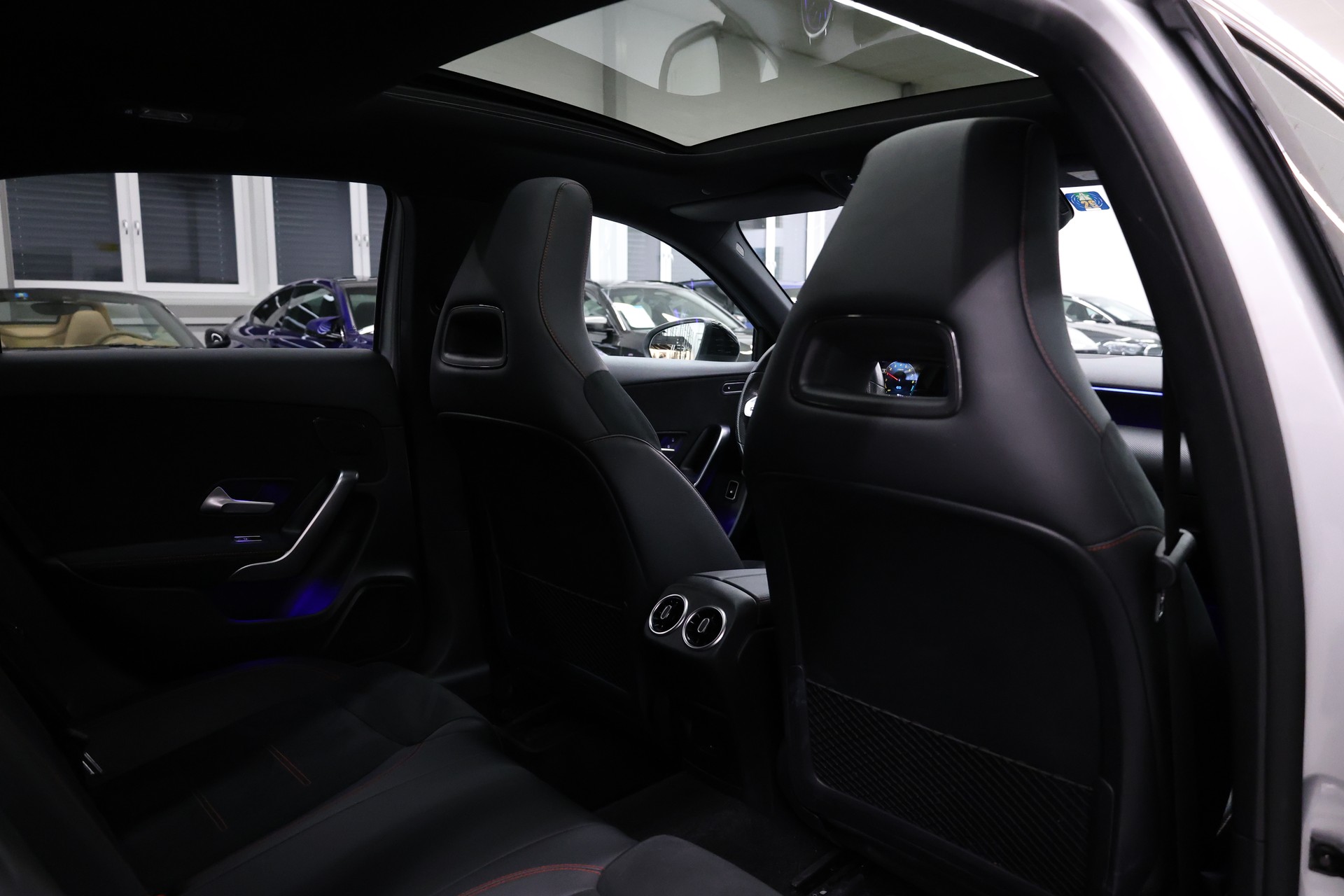 MERCEDES-BENZ A 250 e AMG Line-image-23