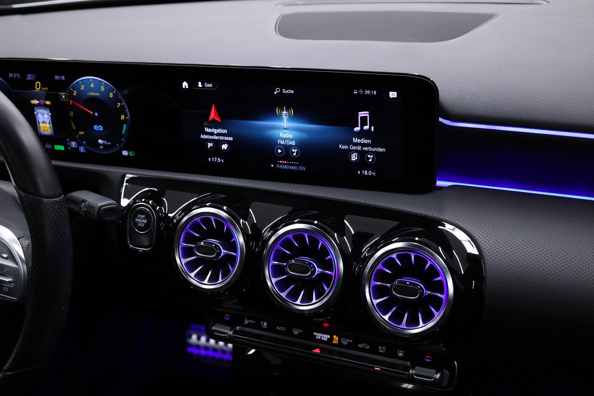 MERCEDES-BENZ A 250 e AMG Line-image-18