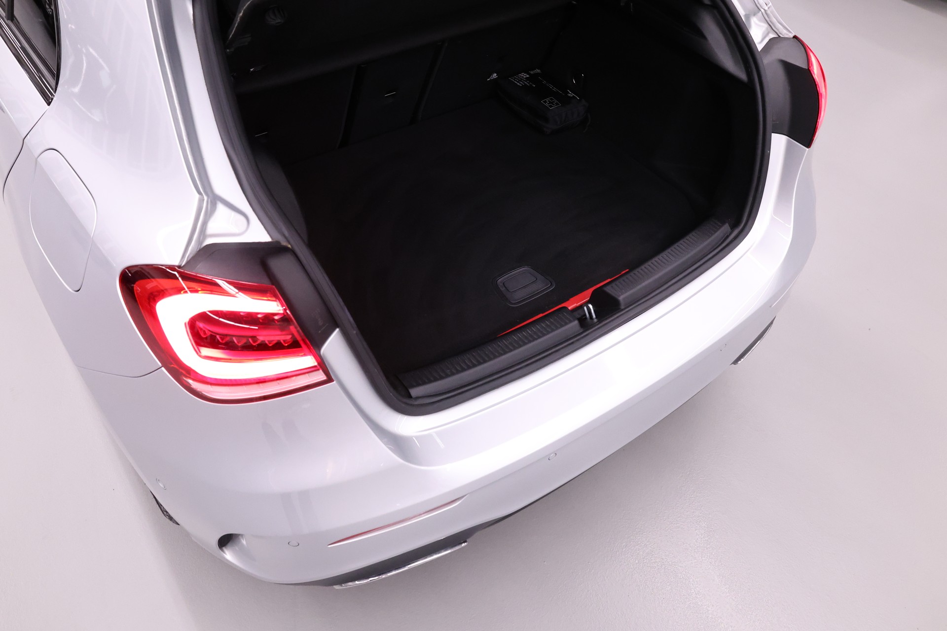 MERCEDES-BENZ A 250 e AMG Line-image-9