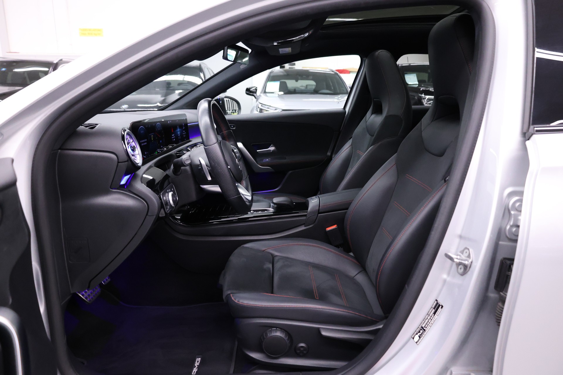 MERCEDES-BENZ A 250 e AMG Line-image-12