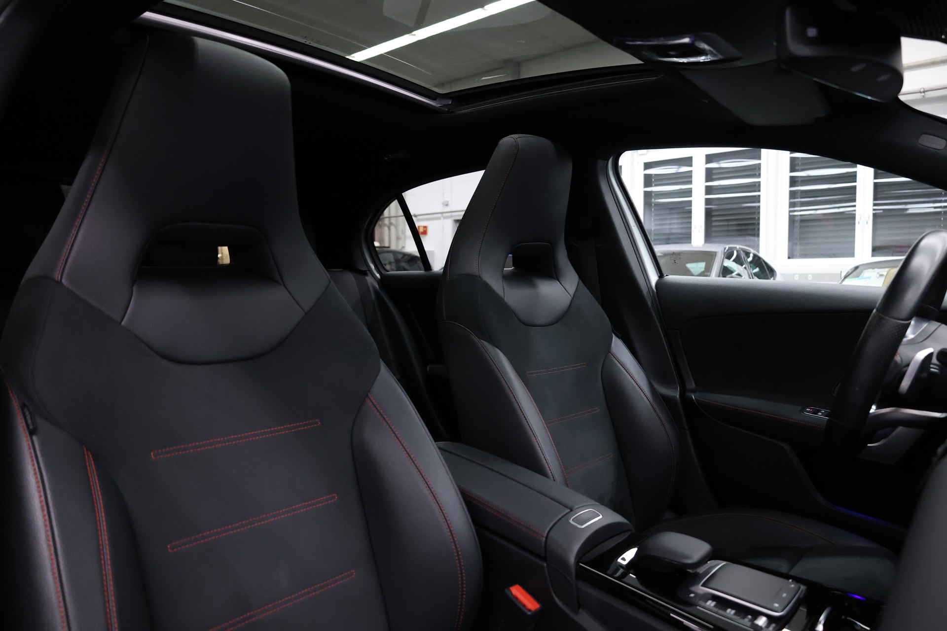 MERCEDES-BENZ A 250 e AMG Line-image-15
