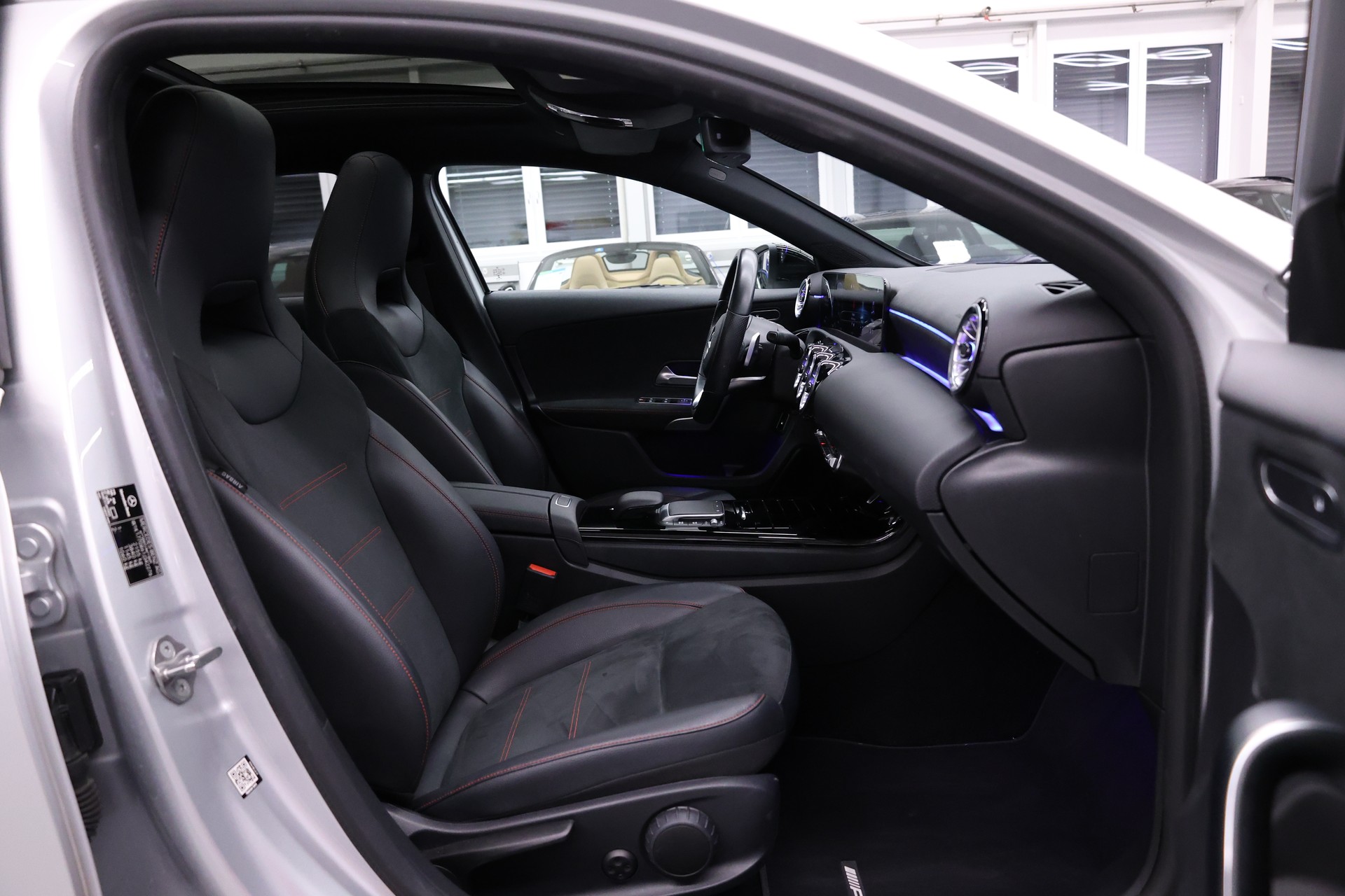 MERCEDES-BENZ A 250 e AMG Line-image-13