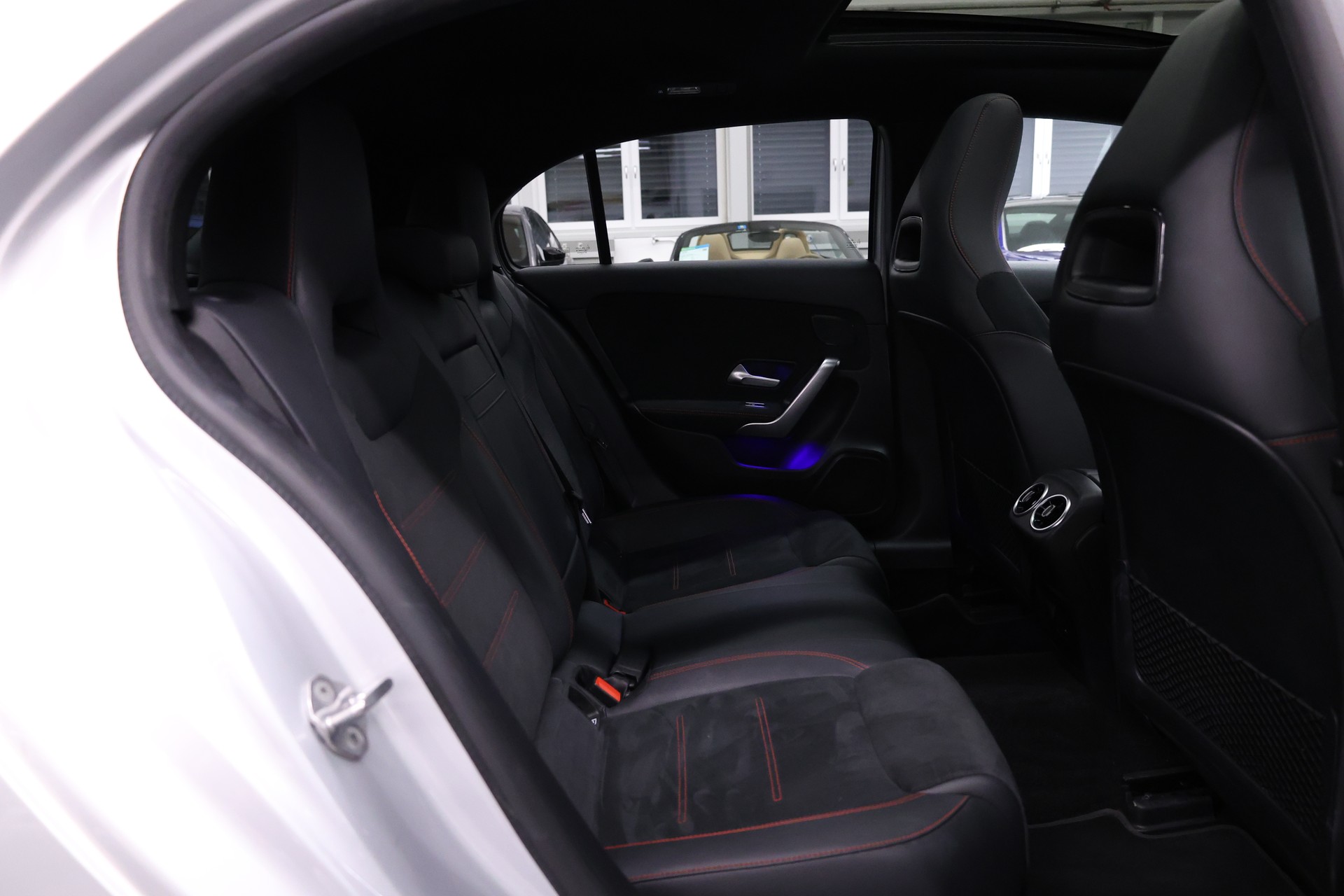 MERCEDES-BENZ A 250 e AMG Line-image-24