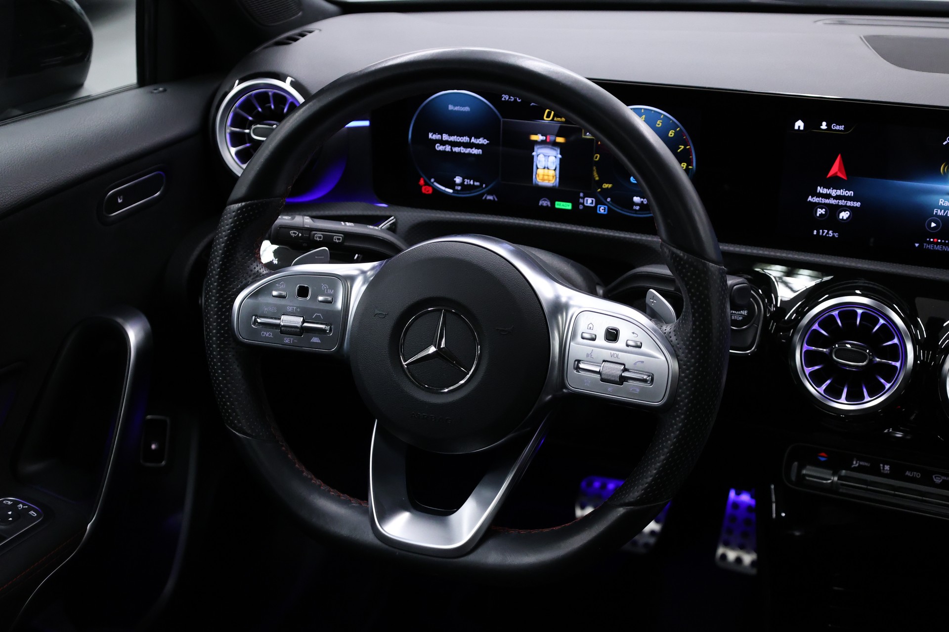 MERCEDES-BENZ A 250 e AMG Line-image-16