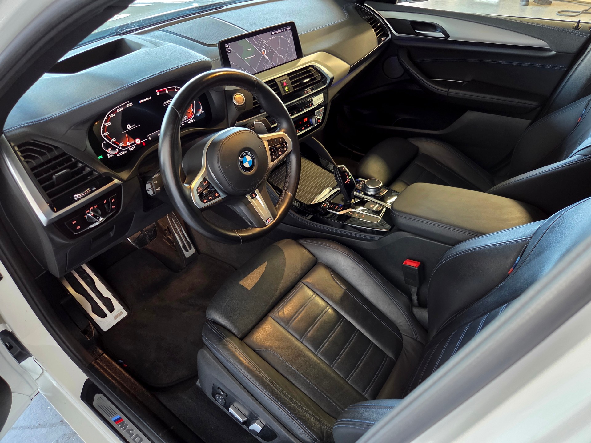 BMW X4 M40d-showroom-element-3