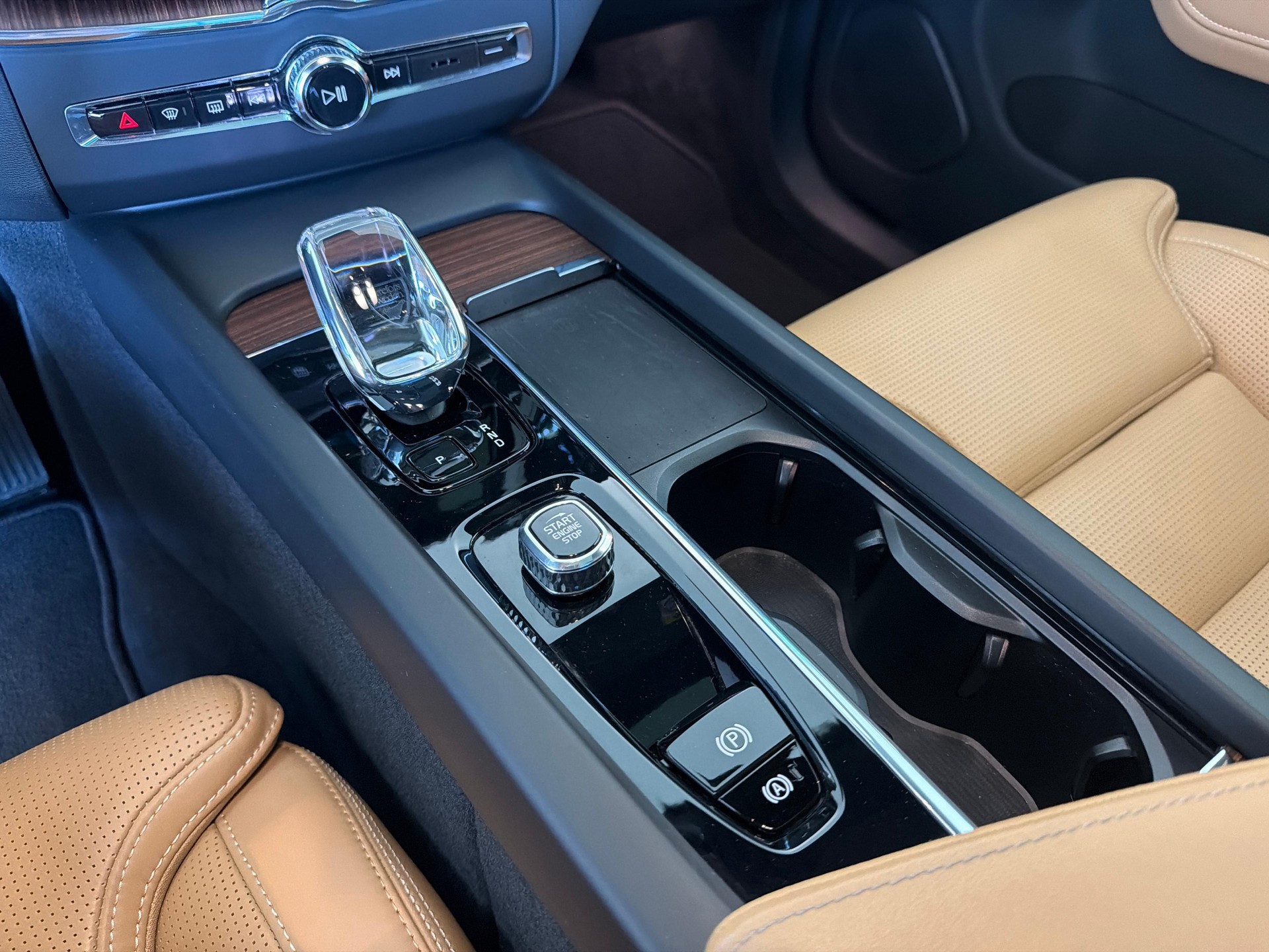 VOLVO XC60 2.0 T8 TE Ultimate Dark eAWD-image-14