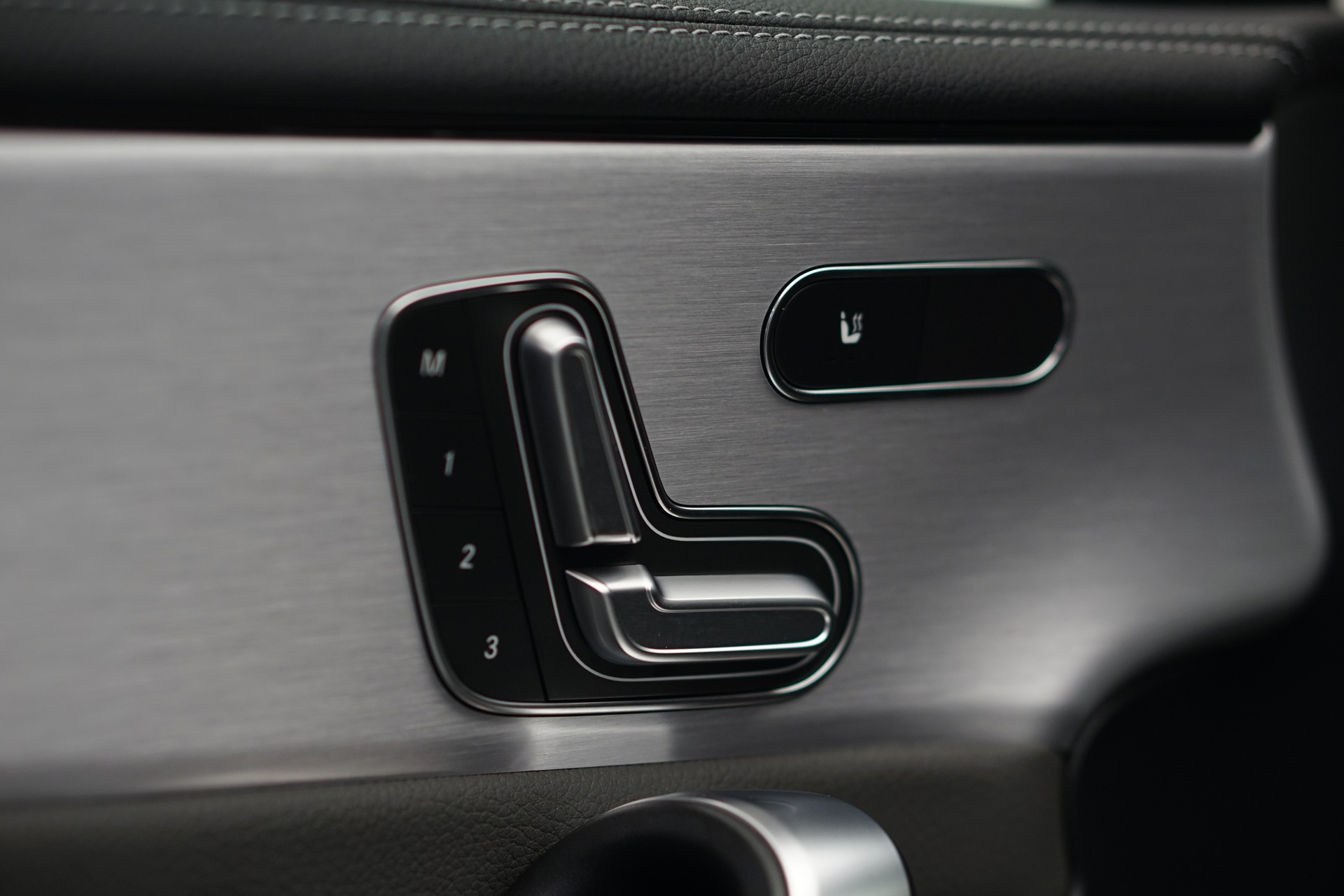 MERCEDES-BENZ A 250 4Matic AMG Line 4Matic 7G-DCT *CH-Fahrzeug* *Head-Up* *LED*-image-13