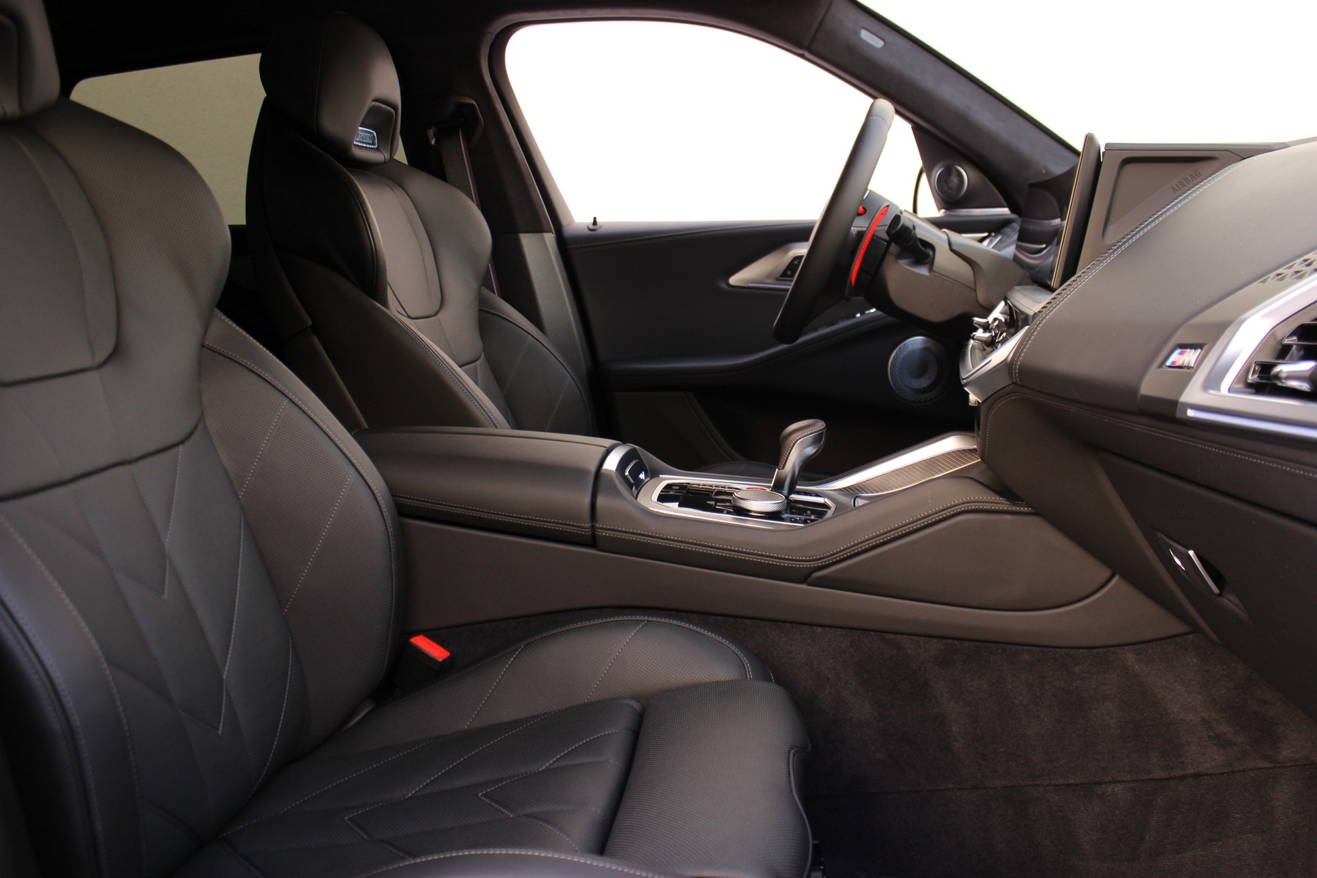 BMW XM xDrive 50e *Bowers & Wilkins Diamond Surround Sound System*-showroom-element-3
