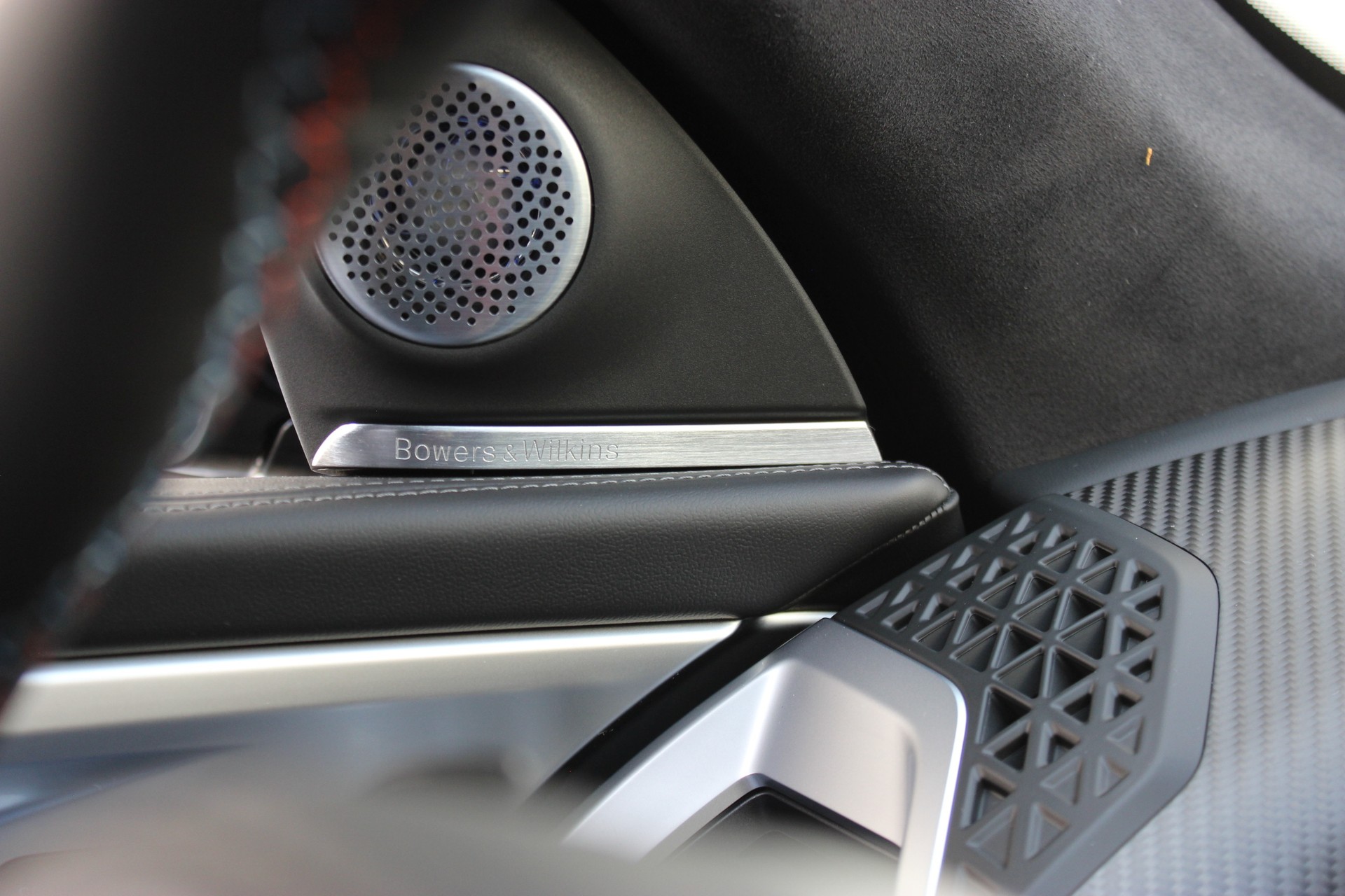 BMW XM xDrive 50e *Bowers & Wilkins Diamond Surround Sound System*-image-11