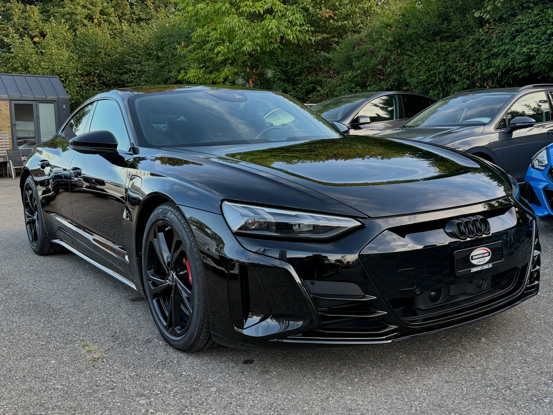 AUDI RS e-tron GT quattro 599PS Black&Black-showroom-element-3