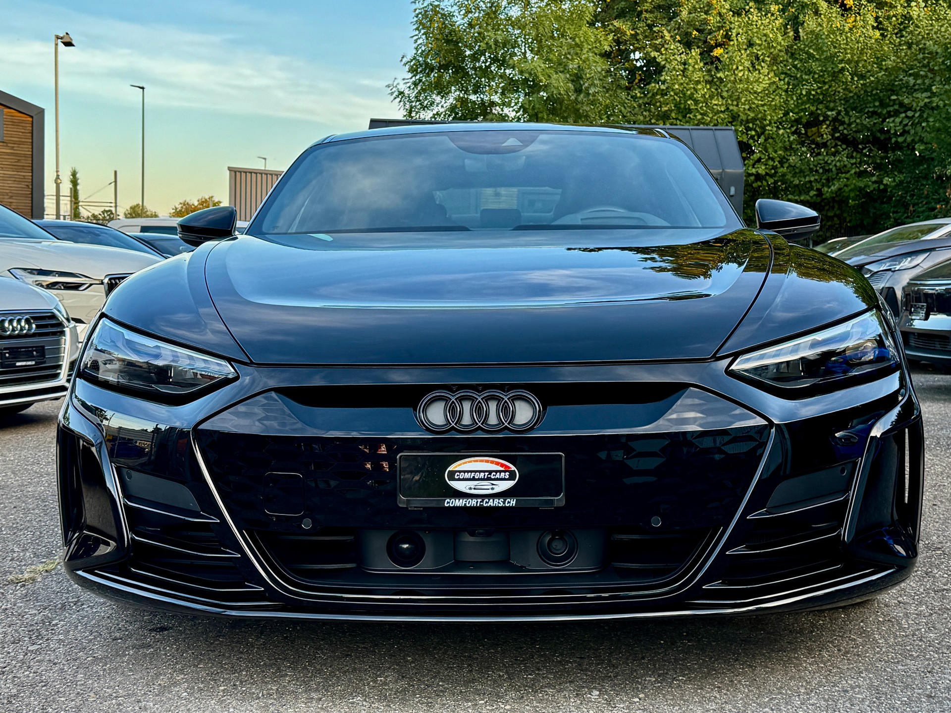 AUDI RS e-tron GT quattro 599PS Black&Black-showroom-element-2