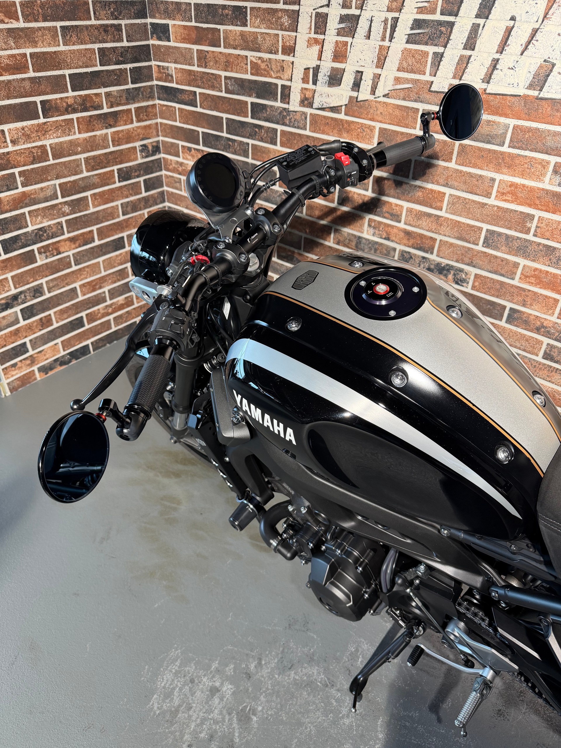 YAMAHA XSR 900-image-2