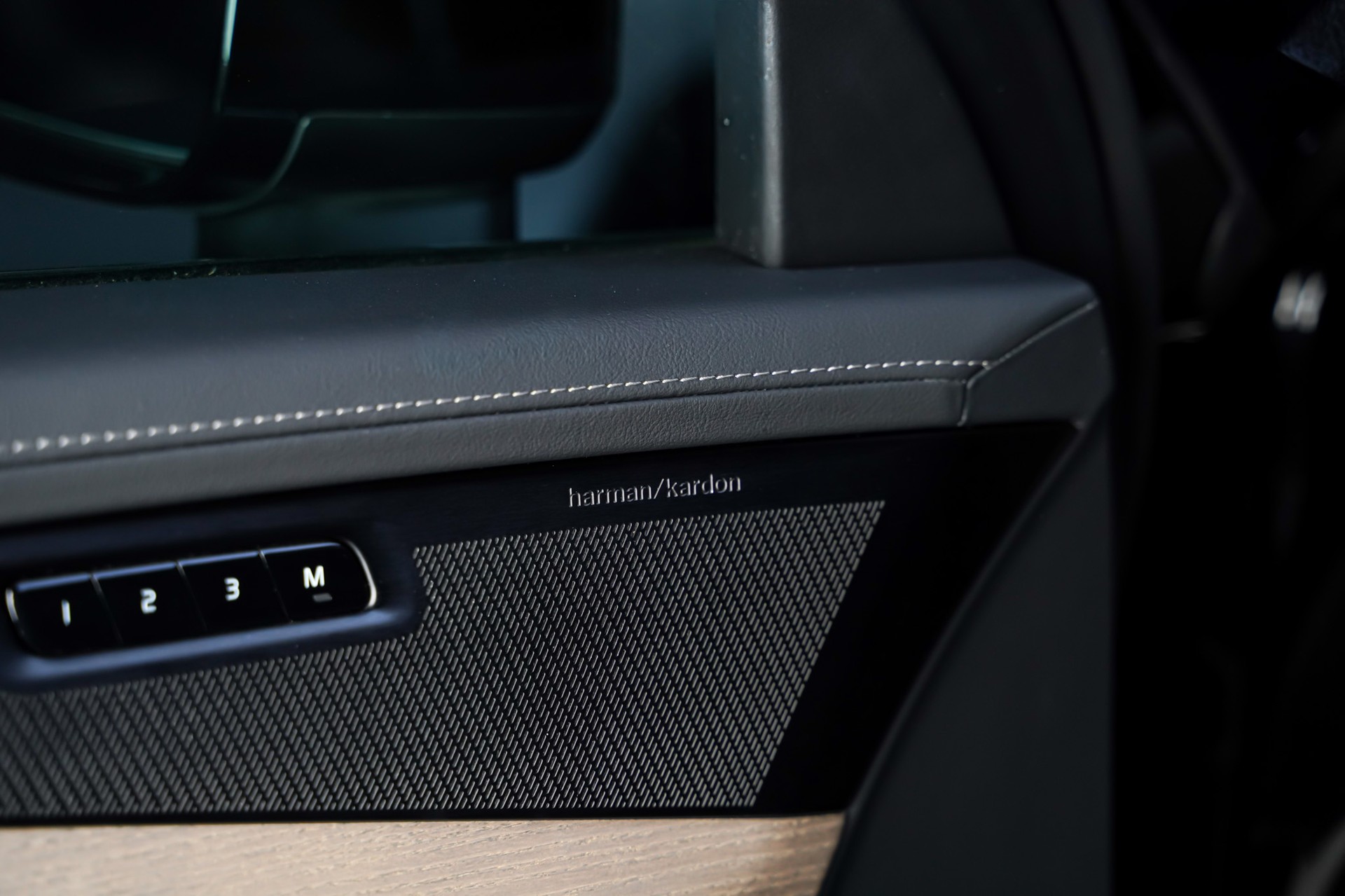 VOLVO XC90 B5 Benzin Mild Hybrid AWD Plus Bright Geartronic-image-9