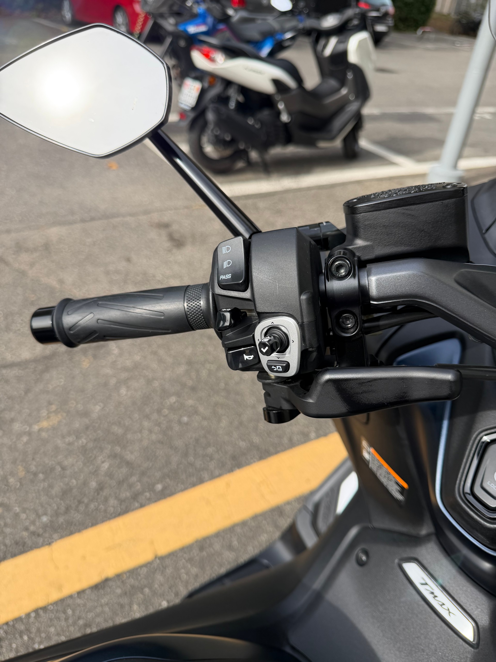 YAMAHA T-MAX XP 560-image-2