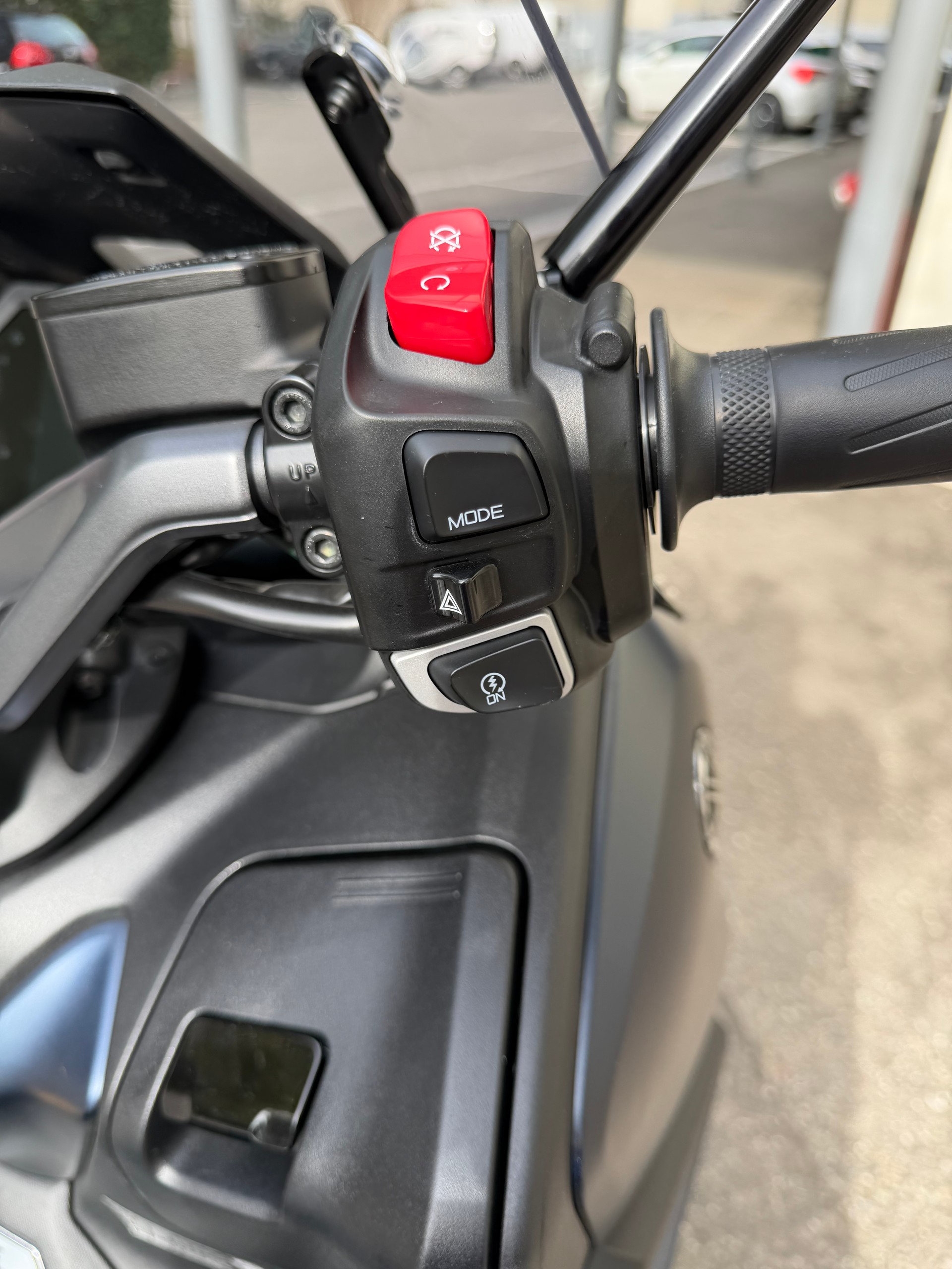 YAMAHA T-MAX XP 560-image-3