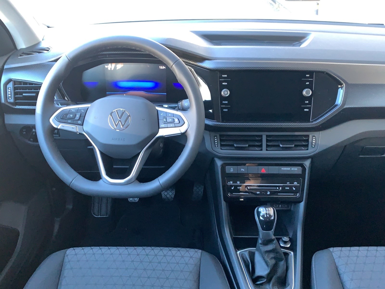 VW T-Cross 1.0 TSI Life-image-4