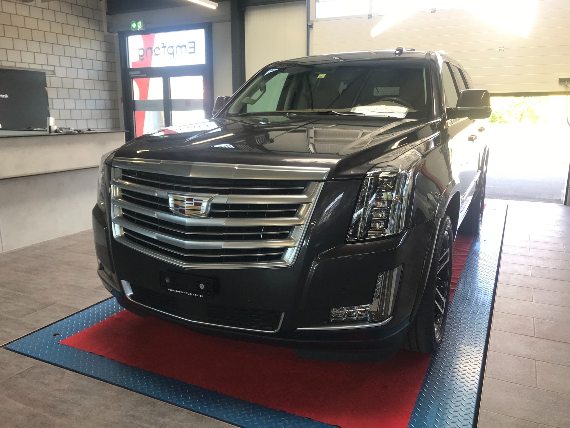 CADILLAC Escalade 6.2 Platinum Automatic-showroom-element-2