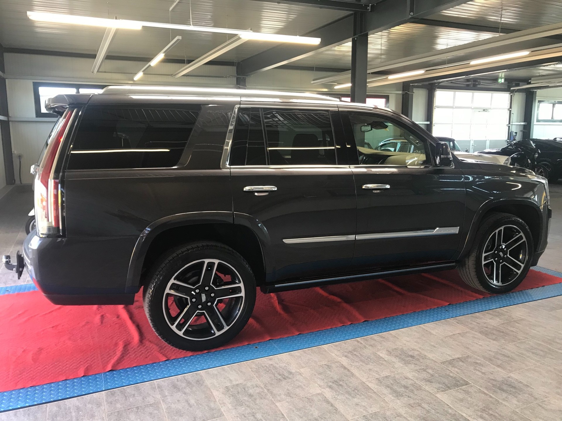 CADILLAC Escalade 6.2 Platinum Automatic-showroom-element-3
