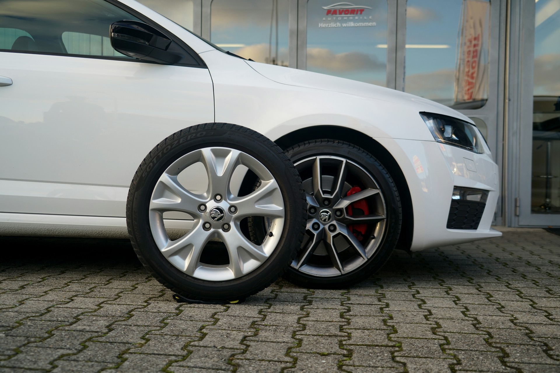 SKODA Octavia Combi 2.0 TSI RS (CH)-image-10