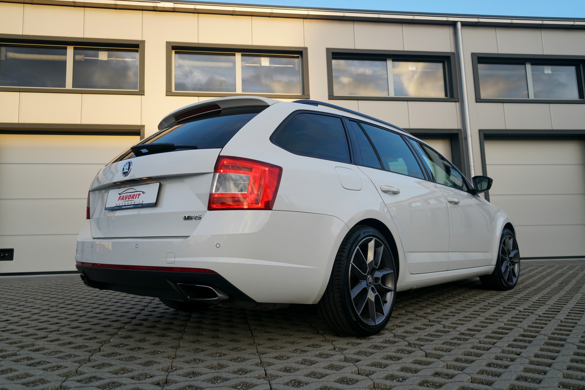 SKODA Octavia Combi 2.0 TSI RS (CH)-image-2