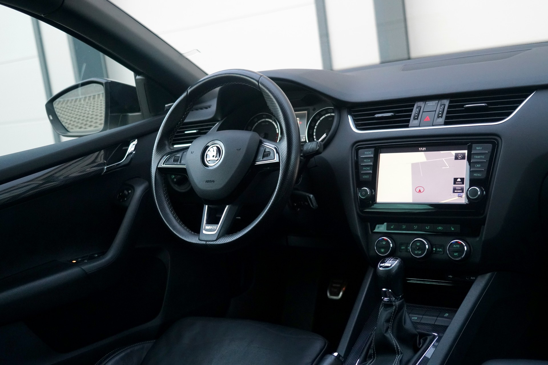 SKODA Octavia Combi 2.0 TSI RS (CH)-image-14